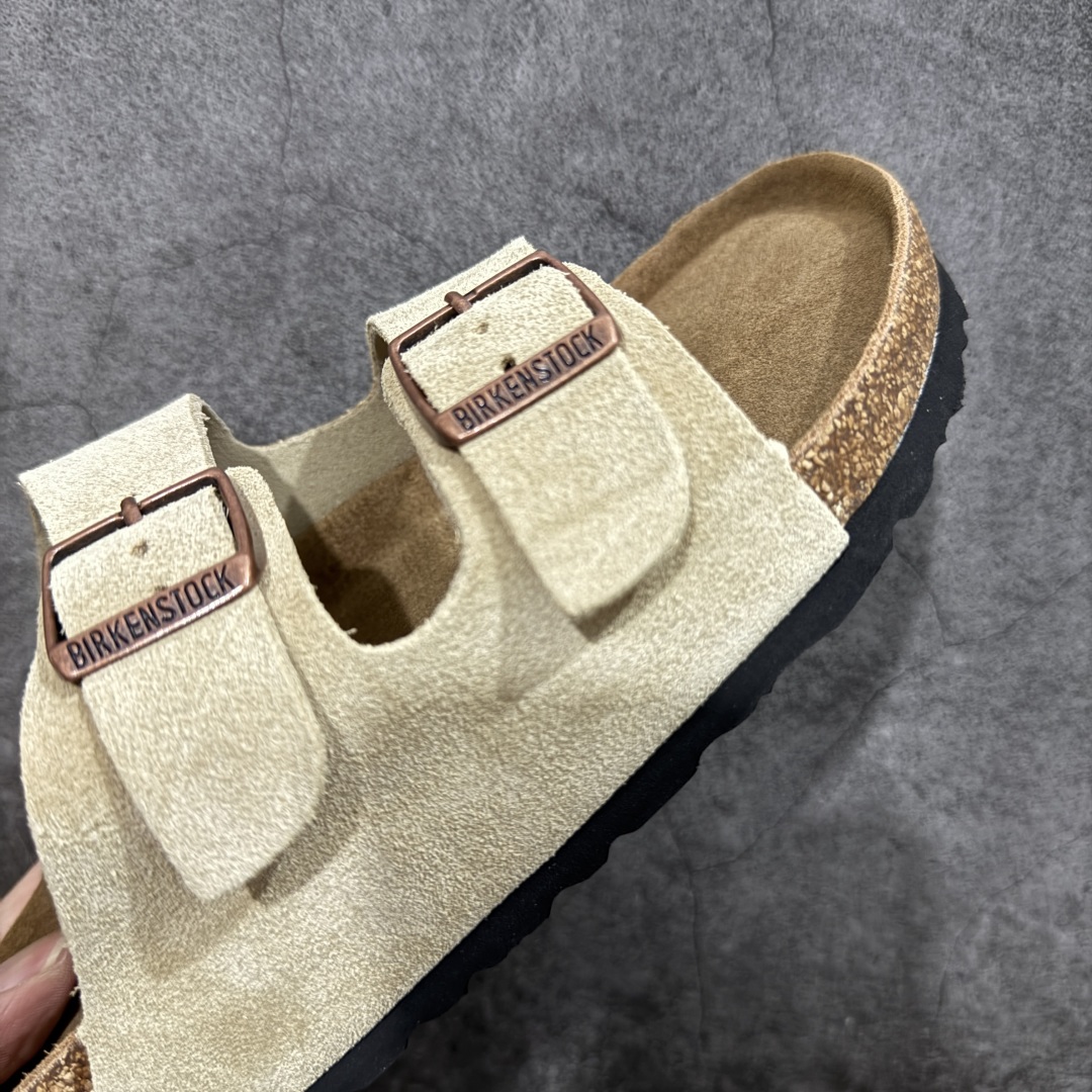 图片[6]-【DC纯原】Birkenstock Arizona 系列勃肯皮革绒面双扣时尚凉拖鞋 牛皮绒面革质地柔软 搭配可调节鞋扣提升穿着舒适度 人体工学设计分散脚部压力 保护脚踝 软木乳胶鞋床具有一定的收缩性 长时间穿着后能贴合脚型 EVA鞋底回弹性和抗张性力高 具有良好的防震、缓冲性 四季皆宜 柔软的鞋床采用额外的泡沫缓冲层 提供额外的舒适感和全天支撑 全网独家首发 源于德国的严谨工艺 牛巴戎面 中层松木 EVA 三层组合大底 优质牛皮面料五金扣 出口订单 尺码：35-44-选品中心