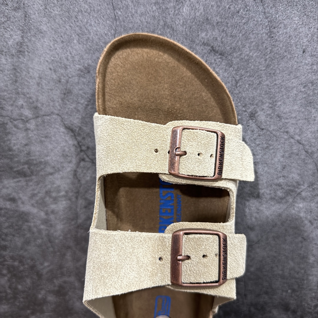 图片[5]-【DC纯原】Birkenstock Arizona 系列勃肯皮革绒面双扣时尚凉拖鞋 牛皮绒面革质地柔软 搭配可调节鞋扣提升穿着舒适度 人体工学设计分散脚部压力 保护脚踝 软木乳胶鞋床具有一定的收缩性 长时间穿着后能贴合脚型 EVA鞋底回弹性和抗张性力高 具有良好的防震、缓冲性 四季皆宜 柔软的鞋床采用额外的泡沫缓冲层 提供额外的舒适感和全天支撑 全网独家首发 源于德国的严谨工艺 牛巴戎面 中层松木 EVA 三层组合大底 优质牛皮面料五金扣 出口订单 尺码：35-44-选品中心