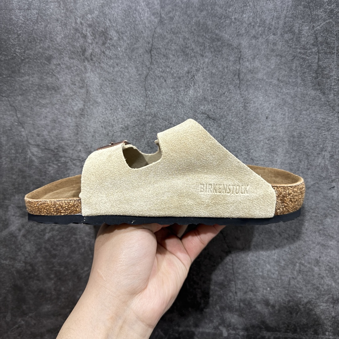 图片[2]-【DC纯原】Birkenstock Arizona 系列勃肯皮革绒面双扣时尚凉拖鞋 牛皮绒面革质地柔软 搭配可调节鞋扣提升穿着舒适度 人体工学设计分散脚部压力 保护脚踝 软木乳胶鞋床具有一定的收缩性 长时间穿着后能贴合脚型 EVA鞋底回弹性和抗张性力高 具有良好的防震、缓冲性 四季皆宜 柔软的鞋床采用额外的泡沫缓冲层 提供额外的舒适感和全天支撑 全网独家首发 源于德国的严谨工艺 牛巴戎面 中层松木 EVA 三层组合大底 优质牛皮面料五金扣 出口订单 尺码：35-44-选品中心