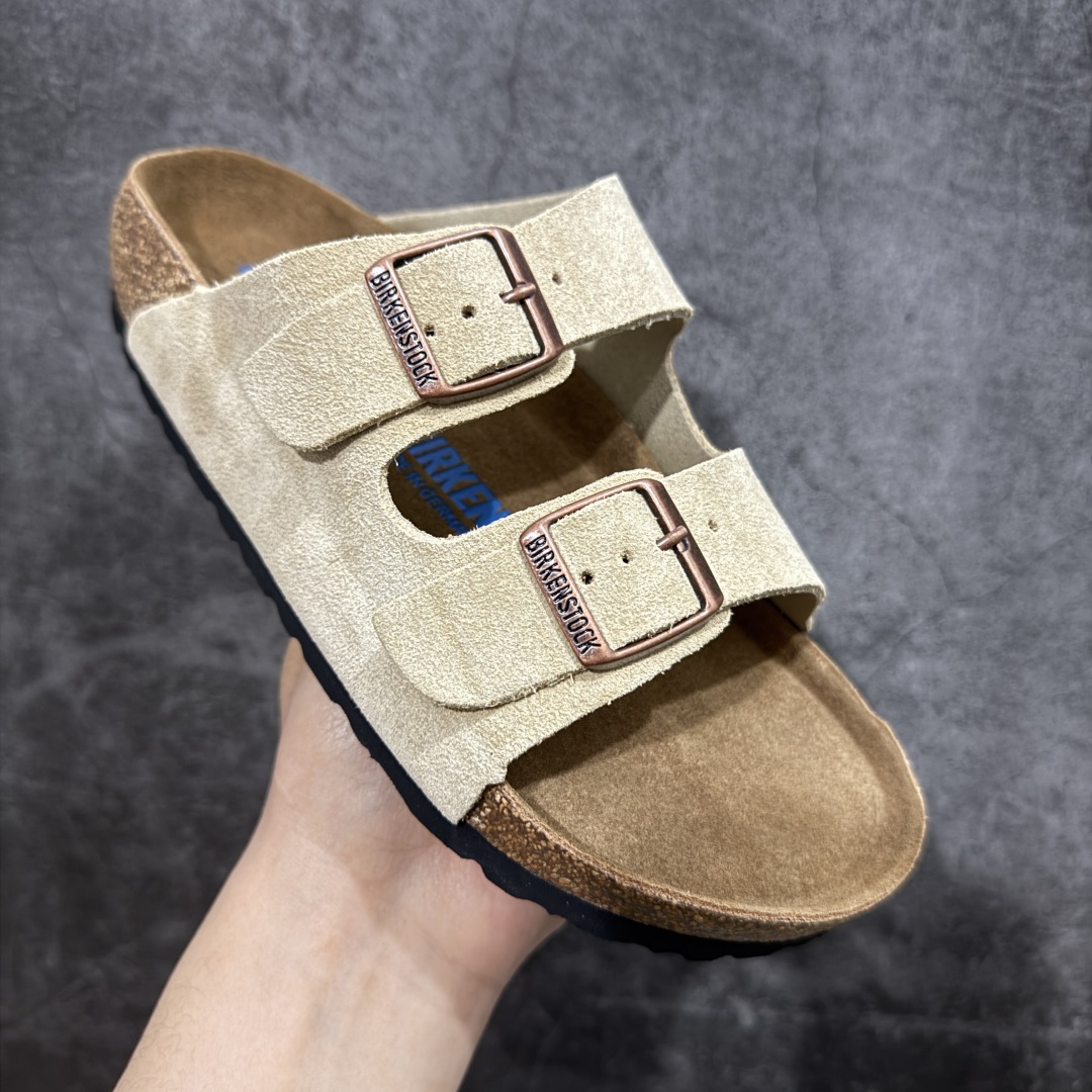 图片[3]-【DC纯原】Birkenstock Arizona 系列勃肯皮革绒面双扣时尚凉拖鞋 牛皮绒面革质地柔软 搭配可调节鞋扣提升穿着舒适度 人体工学设计分散脚部压力 保护脚踝 软木乳胶鞋床具有一定的收缩性 长时间穿着后能贴合脚型 EVA鞋底回弹性和抗张性力高 具有良好的防震、缓冲性 四季皆宜 柔软的鞋床采用额外的泡沫缓冲层 提供额外的舒适感和全天支撑 全网独家首发 源于德国的严谨工艺 牛巴戎面 中层松木 EVA 三层组合大底 优质牛皮面料五金扣 出口订单 尺码：35-44-选品中心
