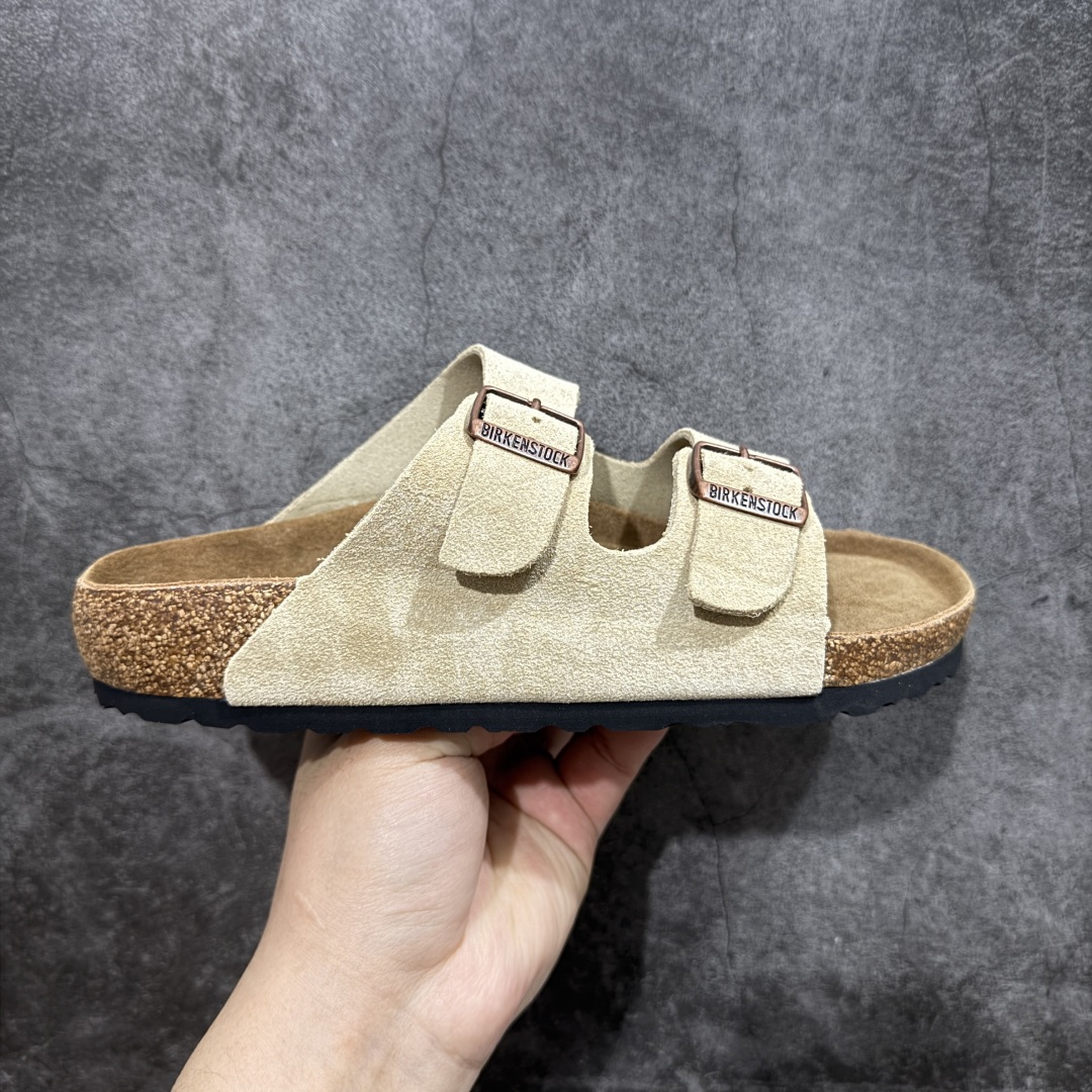 【DC纯原】Birkenstock Arizona 系列勃肯皮革绒面双扣时尚凉拖鞋 牛皮绒面革质地柔软 搭配可调节鞋扣提升穿着舒适度 人体工学设计分散脚部压力 保护脚踝 软木乳胶鞋床具有一定的收缩性 长时间穿着后能贴合脚型 EVA鞋底回弹性和抗张性力高 具有良好的防震、缓冲性 四季皆宜 柔软的鞋床采用额外的泡沫缓冲层 提供额外的舒适感和全天支撑 全网独家首发 源于德国的严谨工艺 牛巴戎面 中层松木 EVA 三层组合大底 优质牛皮面料五金扣 出口订单 尺码:35-44-选品中心