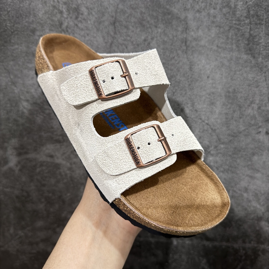 图片[3]-【DC纯原】Birkenstock Arizona 系列勃肯皮革绒面双扣时尚凉拖鞋 牛皮绒面革质地柔软 搭配可调节鞋扣提升穿着舒适度 人体工学设计分散脚部压力 保护脚踝 软木乳胶鞋床具有一定的收缩性 长时间穿着后能贴合脚型 EVA鞋底回弹性和抗张性力高 具有良好的防震、缓冲性 四季皆宜 柔软的鞋床采用额外的泡沫缓冲层 提供额外的舒适感和全天支撑 全网独家首发 源于德国的严谨工艺 牛巴戎面 中层松木 EVA 三层组合大底 优质牛皮面料五金扣 出口订单 尺码：35-44-选品中心