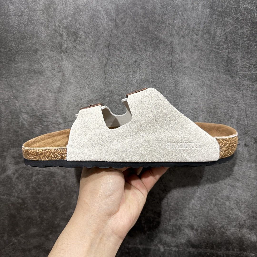 图片[2]-【DC纯原】Birkenstock Arizona 系列勃肯皮革绒面双扣时尚凉拖鞋 牛皮绒面革质地柔软 搭配可调节鞋扣提升穿着舒适度 人体工学设计分散脚部压力 保护脚踝 软木乳胶鞋床具有一定的收缩性 长时间穿着后能贴合脚型 EVA鞋底回弹性和抗张性力高 具有良好的防震、缓冲性 四季皆宜 柔软的鞋床采用额外的泡沫缓冲层 提供额外的舒适感和全天支撑 全网独家首发 源于德国的严谨工艺 牛巴戎面 中层松木 EVA 三层组合大底 优质牛皮面料五金扣 出口订单 尺码：35-44-选品中心