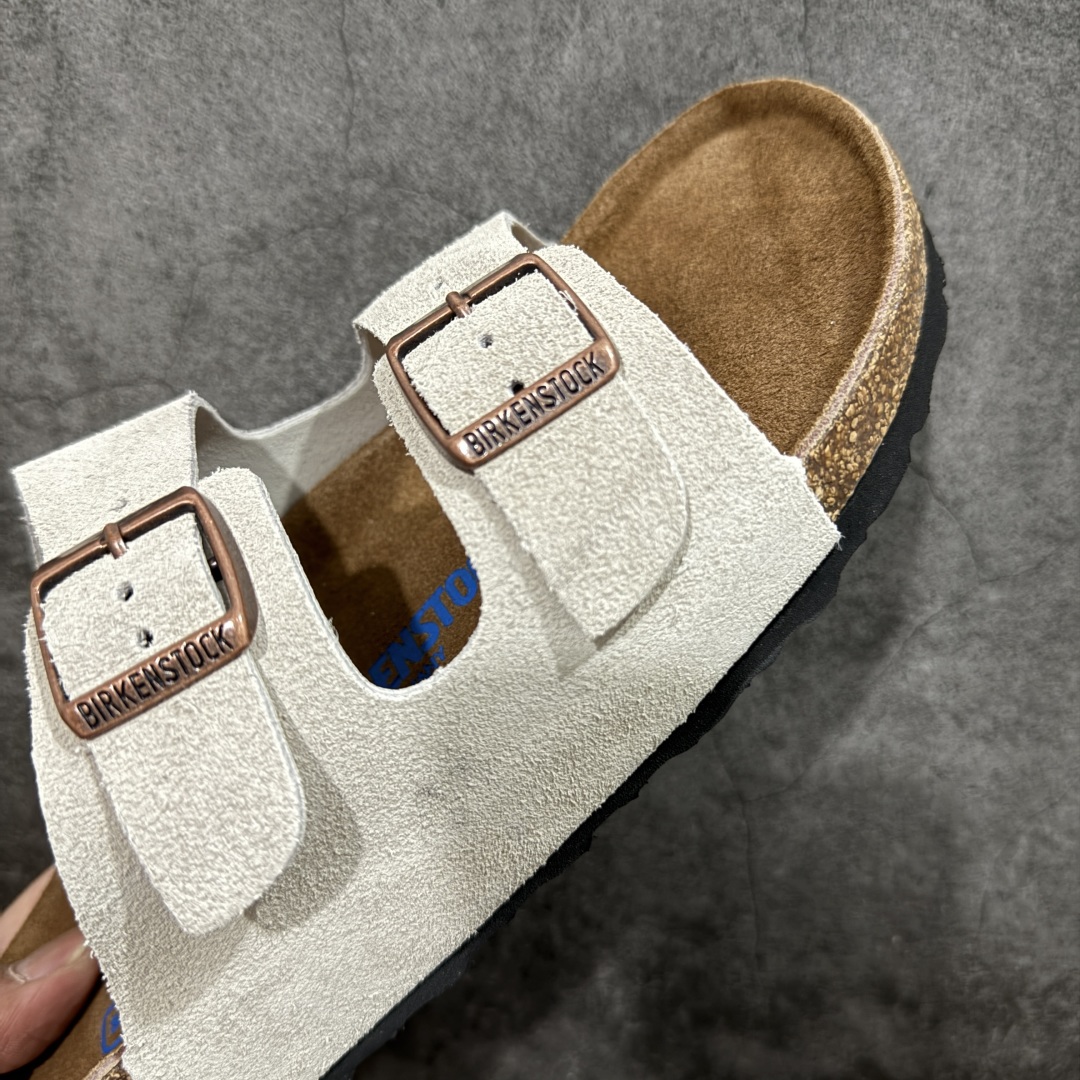 图片[6]-【DC纯原】Birkenstock Arizona 系列勃肯皮革绒面双扣时尚凉拖鞋 牛皮绒面革质地柔软 搭配可调节鞋扣提升穿着舒适度 人体工学设计分散脚部压力 保护脚踝 软木乳胶鞋床具有一定的收缩性 长时间穿着后能贴合脚型 EVA鞋底回弹性和抗张性力高 具有良好的防震、缓冲性 四季皆宜 柔软的鞋床采用额外的泡沫缓冲层 提供额外的舒适感和全天支撑 全网独家首发 源于德国的严谨工艺 牛巴戎面 中层松木 EVA 三层组合大底 优质牛皮面料五金扣 出口订单 尺码：35-44-选品中心