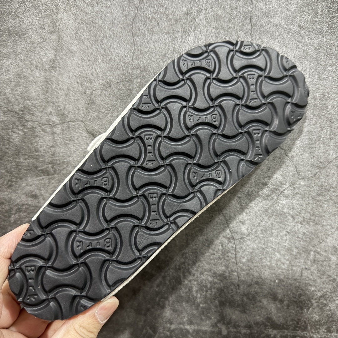 图片[9]-【DC纯原】Birkenstock Arizona 系列勃肯皮革绒面双扣时尚凉拖鞋 牛皮绒面革质地柔软 搭配可调节鞋扣提升穿着舒适度 人体工学设计分散脚部压力 保护脚踝 软木乳胶鞋床具有一定的收缩性 长时间穿着后能贴合脚型 EVA鞋底回弹性和抗张性力高 具有良好的防震、缓冲性 四季皆宜 柔软的鞋床采用额外的泡沫缓冲层 提供额外的舒适感和全天支撑 全网独家首发 源于德国的严谨工艺 牛巴戎面 中层松木 EVA 三层组合大底 优质牛皮面料五金扣 出口订单 尺码：35-44-选品中心