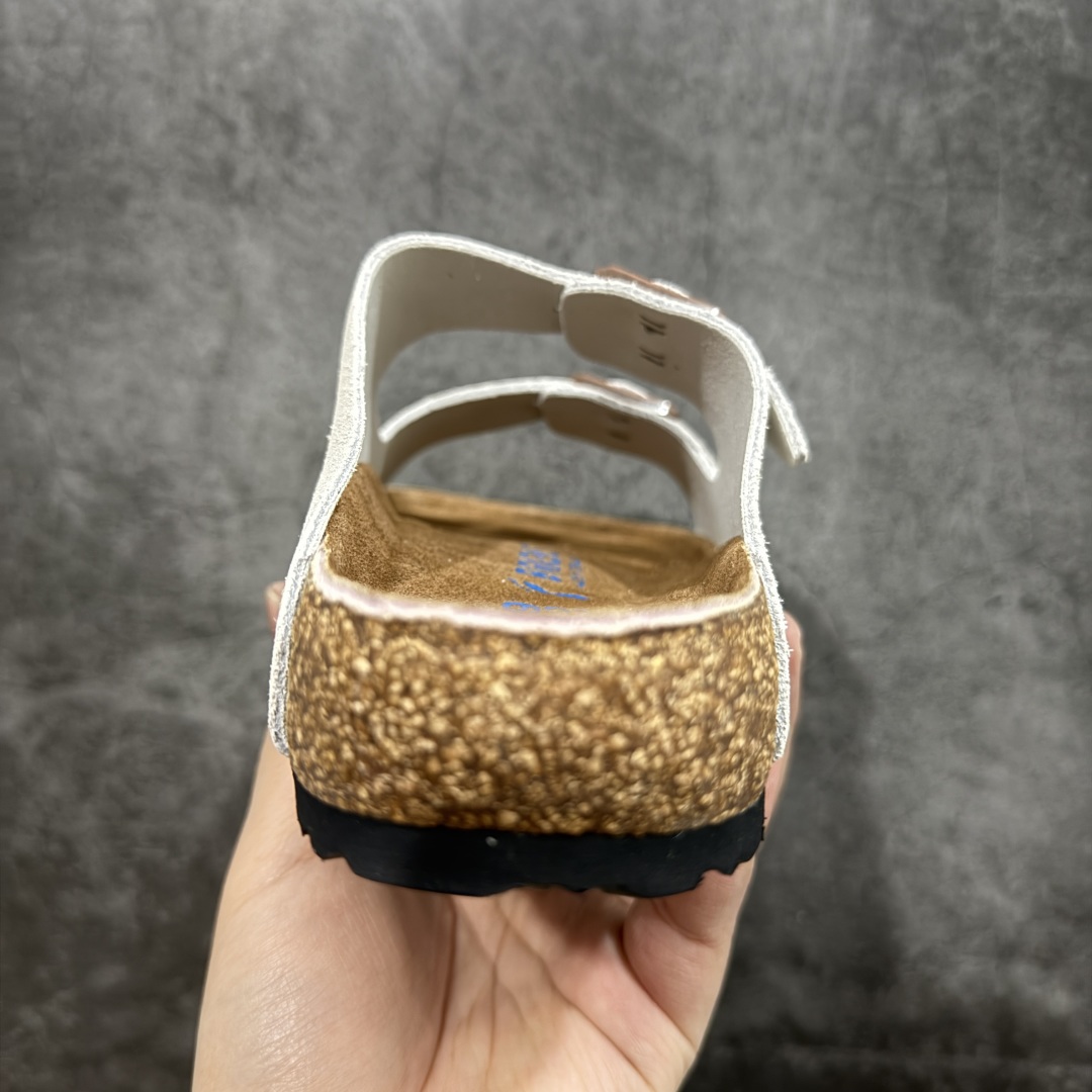 图片[4]-【DC纯原】Birkenstock Arizona 系列勃肯皮革绒面双扣时尚凉拖鞋 牛皮绒面革质地柔软 搭配可调节鞋扣提升穿着舒适度 人体工学设计分散脚部压力 保护脚踝 软木乳胶鞋床具有一定的收缩性 长时间穿着后能贴合脚型 EVA鞋底回弹性和抗张性力高 具有良好的防震、缓冲性 四季皆宜 柔软的鞋床采用额外的泡沫缓冲层 提供额外的舒适感和全天支撑 全网独家首发 源于德国的严谨工艺 牛巴戎面 中层松木 EVA 三层组合大底 优质牛皮面料五金扣 出口订单 尺码：35-44-选品中心