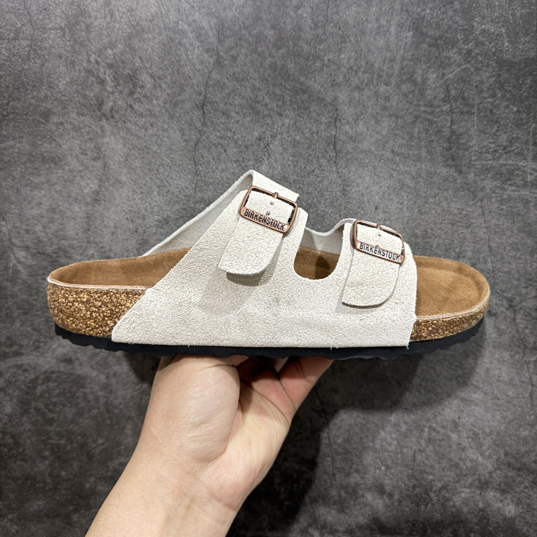 【DC纯原】Birkenstock Arizona 系列勃肯皮革绒面双扣时尚凉拖鞋 牛皮绒面革质地柔软 搭配可调节鞋扣提升穿着舒适度 人体工学设计分散脚部压力 保护脚踝 软木乳胶鞋床具有一定的收缩性 长时间穿着后能贴合脚型 EVA鞋底回弹性和抗张性力高 具有良好的防震、缓冲性 四季皆宜 柔软的鞋床采用额外的泡沫缓冲层 提供额外的舒适感和全天支撑 全网独家首发 源于德国的严谨工艺 牛巴戎面 中层松木 EVA 三层组合大底 优质牛皮面料五金扣 出口订单 尺码:35-44-选品中心