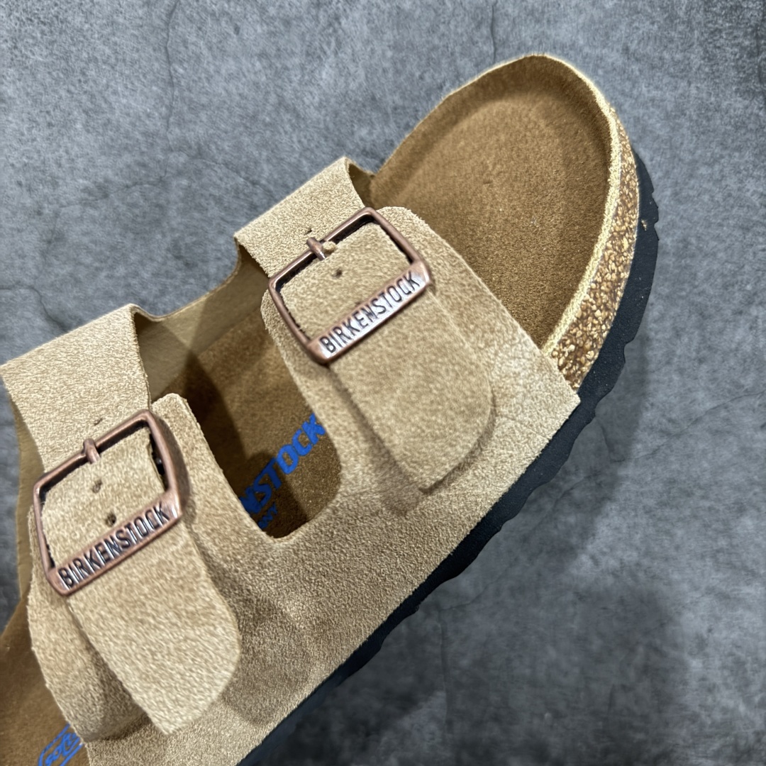 图片[6]-【DC纯原】Birkenstock Arizona 系列勃肯皮革绒面双扣时尚凉拖鞋 牛皮绒面革质地柔软 搭配可调节鞋扣提升穿着舒适度 人体工学设计分散脚部压力 保护脚踝 软木乳胶鞋床具有一定的收缩性 长时间穿着后能贴合脚型 EVA鞋底回弹性和抗张性力高 具有良好的防震、缓冲性 四季皆宜 柔软的鞋床采用额外的泡沫缓冲层 提供额外的舒适感和全天支撑 全网独家首发 源于德国的严谨工艺 牛巴戎面 中层松木 EVA 三层组合大底 优质牛皮面料五金扣 出口订单 尺码：35-44-选品中心