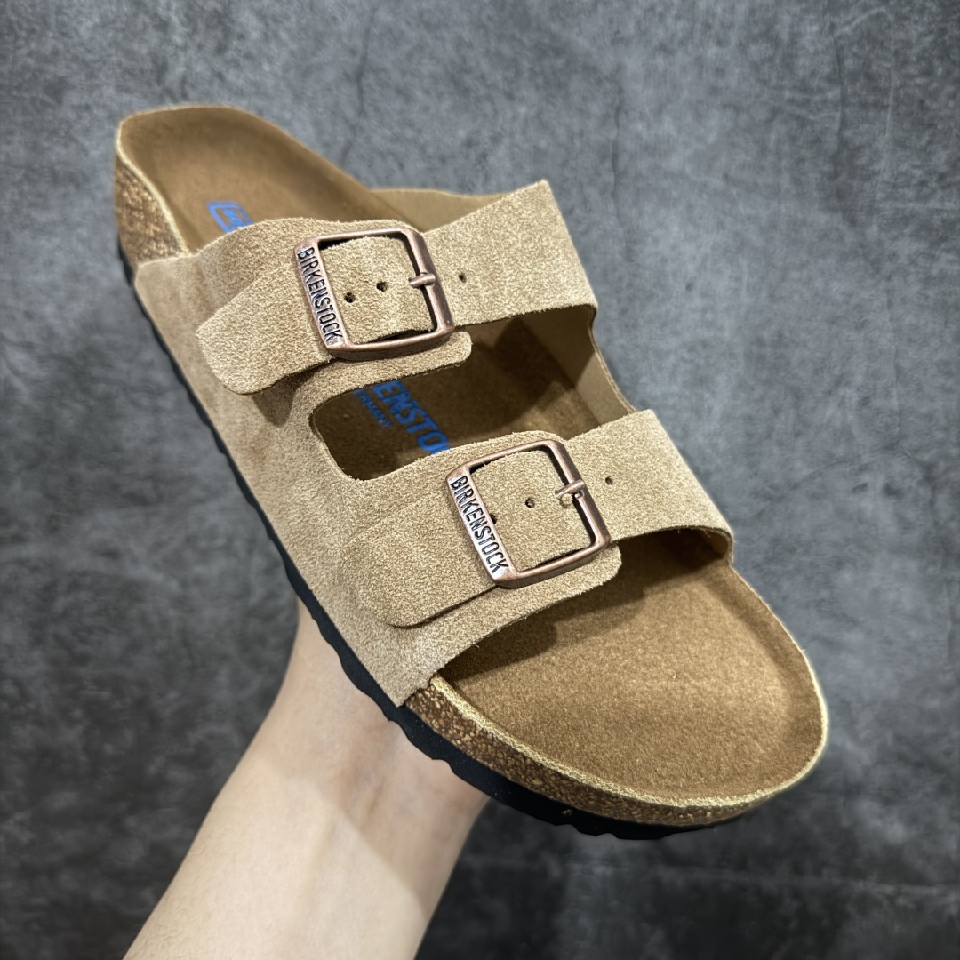 图片[3]-【DC纯原】Birkenstock Arizona 系列勃肯皮革绒面双扣时尚凉拖鞋 牛皮绒面革质地柔软 搭配可调节鞋扣提升穿着舒适度 人体工学设计分散脚部压力 保护脚踝 软木乳胶鞋床具有一定的收缩性 长时间穿着后能贴合脚型 EVA鞋底回弹性和抗张性力高 具有良好的防震、缓冲性 四季皆宜 柔软的鞋床采用额外的泡沫缓冲层 提供额外的舒适感和全天支撑 全网独家首发 源于德国的严谨工艺 牛巴戎面 中层松木 EVA 三层组合大底 优质牛皮面料五金扣 出口订单 尺码：35-44-选品中心