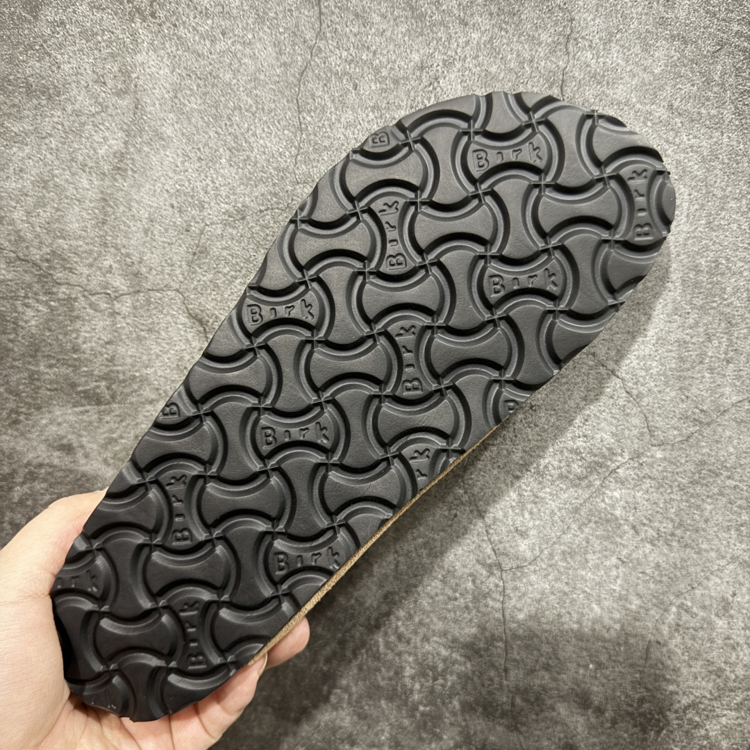 图片[9]-【DC纯原】Birkenstock Arizona 系列勃肯皮革绒面双扣时尚凉拖鞋 牛皮绒面革质地柔软 搭配可调节鞋扣提升穿着舒适度 人体工学设计分散脚部压力 保护脚踝 软木乳胶鞋床具有一定的收缩性 长时间穿着后能贴合脚型 EVA鞋底回弹性和抗张性力高 具有良好的防震、缓冲性 四季皆宜 柔软的鞋床采用额外的泡沫缓冲层 提供额外的舒适感和全天支撑 全网独家首发 源于德国的严谨工艺 牛巴戎面 中层松木 EVA 三层组合大底 优质牛皮面料五金扣 出口订单 尺码：35-44-选品中心