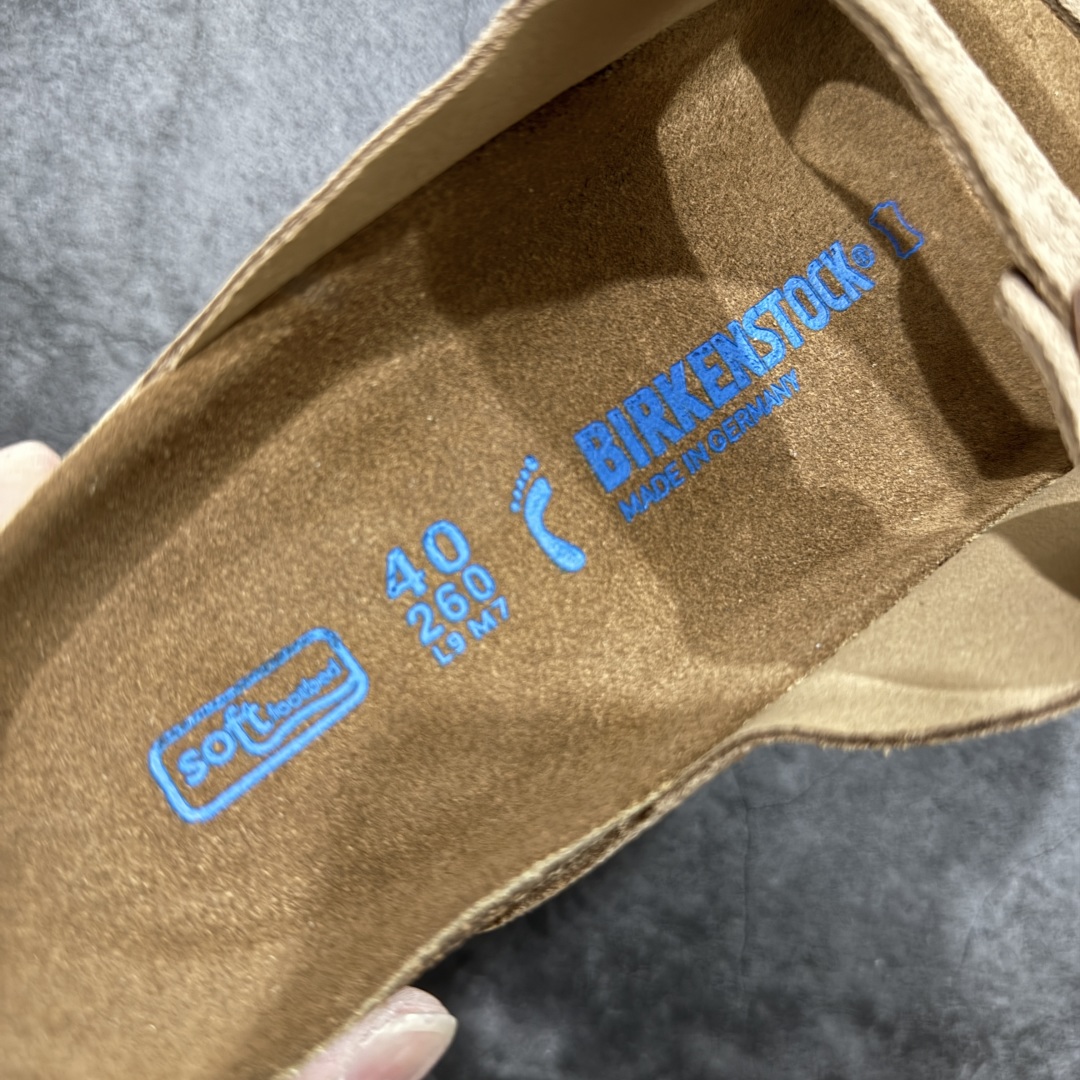图片[7]-【DC纯原】Birkenstock Arizona 系列勃肯皮革绒面双扣时尚凉拖鞋 牛皮绒面革质地柔软 搭配可调节鞋扣提升穿着舒适度 人体工学设计分散脚部压力 保护脚踝 软木乳胶鞋床具有一定的收缩性 长时间穿着后能贴合脚型 EVA鞋底回弹性和抗张性力高 具有良好的防震、缓冲性 四季皆宜 柔软的鞋床采用额外的泡沫缓冲层 提供额外的舒适感和全天支撑 全网独家首发 源于德国的严谨工艺 牛巴戎面 中层松木 EVA 三层组合大底 优质牛皮面料五金扣 出口订单 尺码：35-44-选品中心