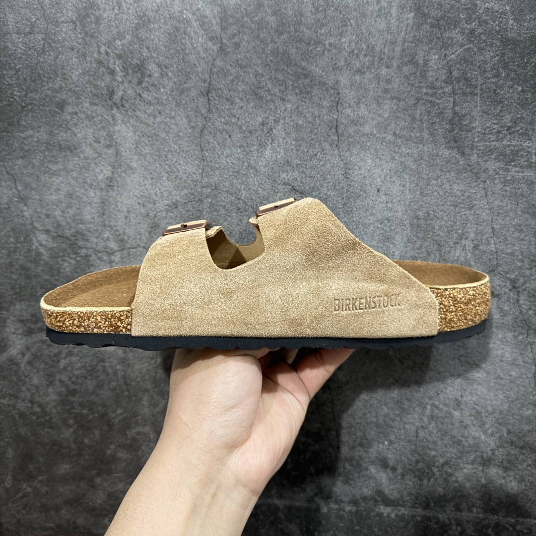 图片[2]-【DC纯原】Birkenstock Arizona 系列勃肯皮革绒面双扣时尚凉拖鞋 牛皮绒面革质地柔软 搭配可调节鞋扣提升穿着舒适度 人体工学设计分散脚部压力 保护脚踝 软木乳胶鞋床具有一定的收缩性 长时间穿着后能贴合脚型 EVA鞋底回弹性和抗张性力高 具有良好的防震、缓冲性 四季皆宜 柔软的鞋床采用额外的泡沫缓冲层 提供额外的舒适感和全天支撑 全网独家首发 源于德国的严谨工艺 牛巴戎面 中层松木 EVA 三层组合大底 优质牛皮面料五金扣 出口订单 尺码：35-44-选品中心