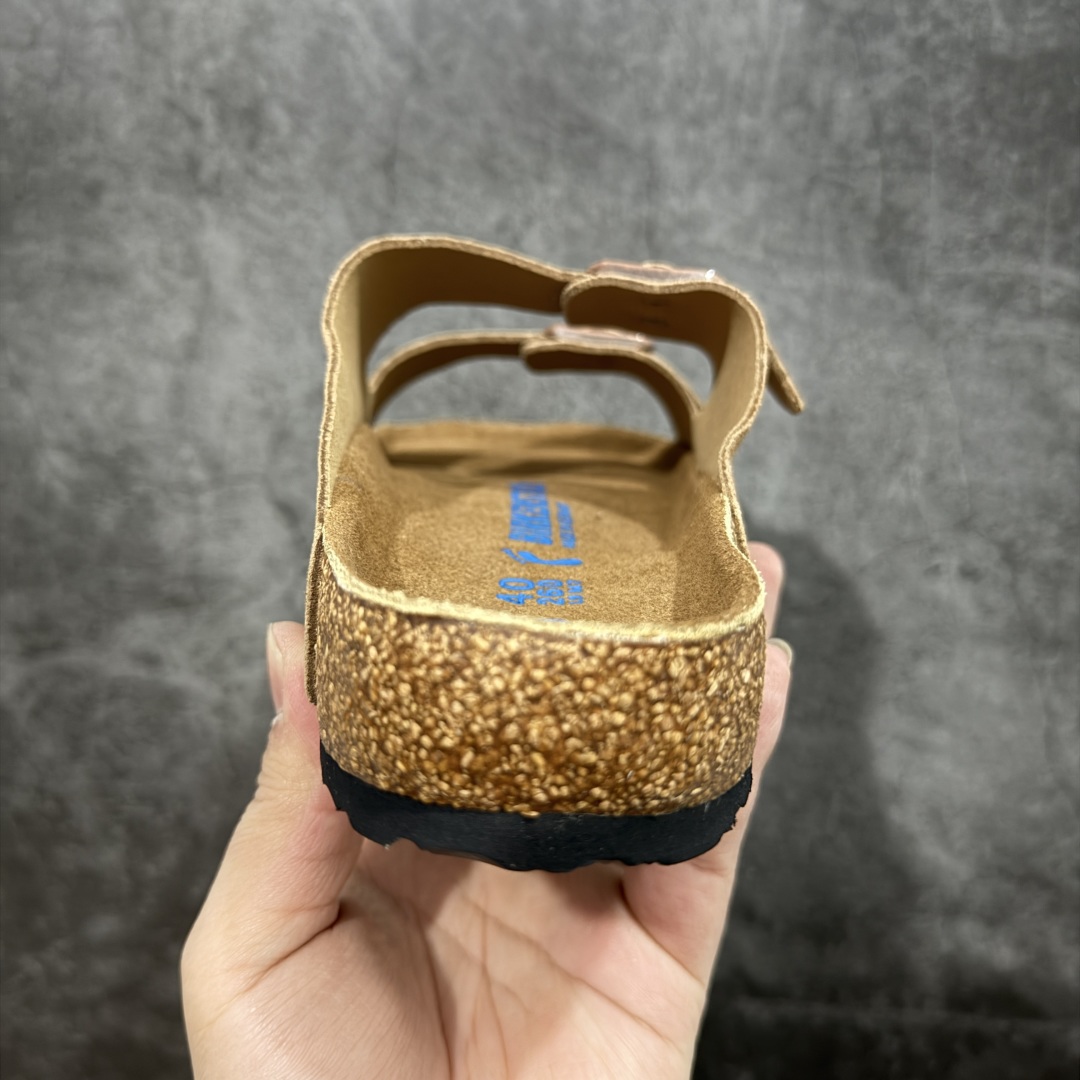 图片[4]-【DC纯原】Birkenstock Arizona 系列勃肯皮革绒面双扣时尚凉拖鞋 牛皮绒面革质地柔软 搭配可调节鞋扣提升穿着舒适度 人体工学设计分散脚部压力 保护脚踝 软木乳胶鞋床具有一定的收缩性 长时间穿着后能贴合脚型 EVA鞋底回弹性和抗张性力高 具有良好的防震、缓冲性 四季皆宜 柔软的鞋床采用额外的泡沫缓冲层 提供额外的舒适感和全天支撑 全网独家首发 源于德国的严谨工艺 牛巴戎面 中层松木 EVA 三层组合大底 优质牛皮面料五金扣 出口订单 尺码：35-44-选品中心