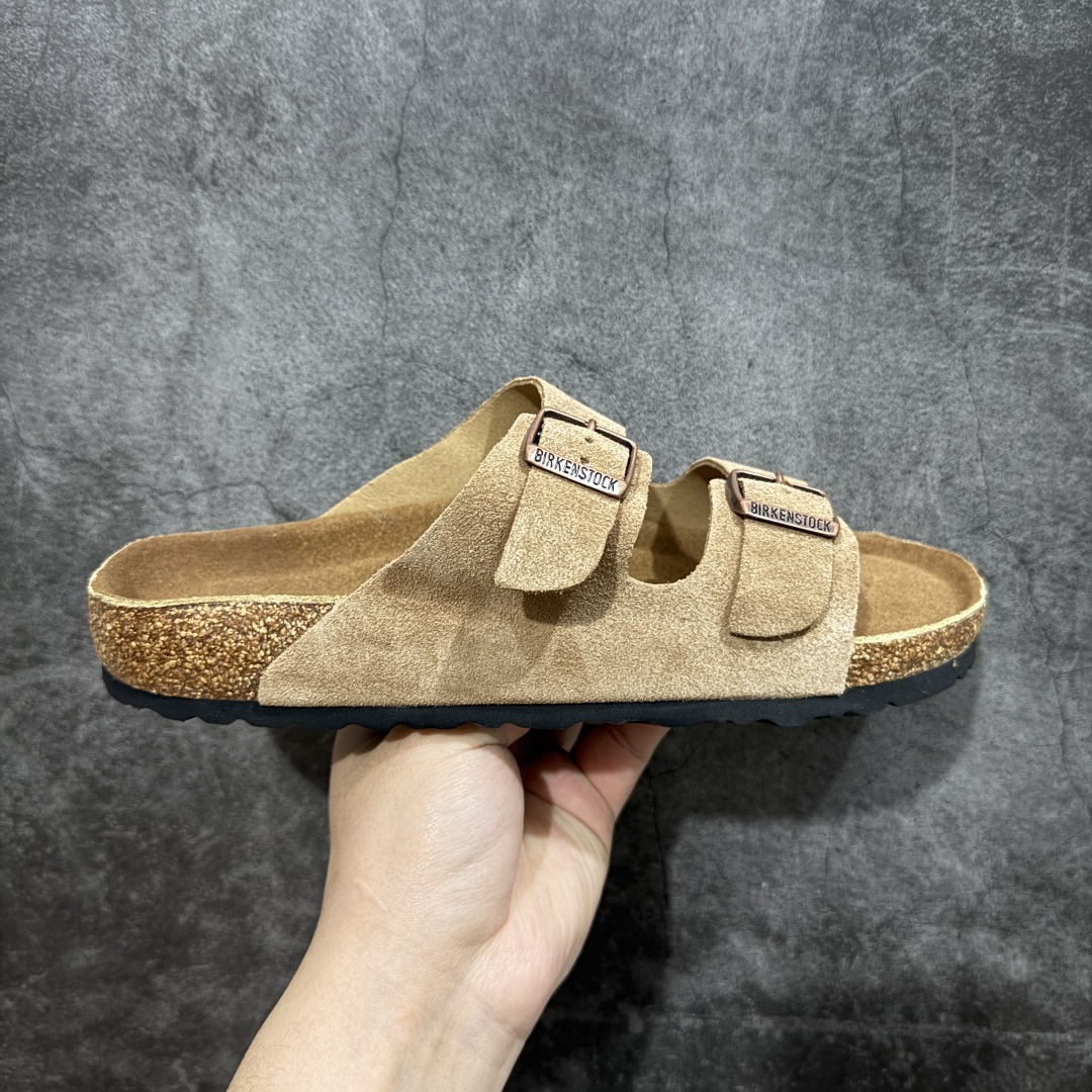 【DC纯原】Birkenstock Arizona 系列勃肯皮革绒面双扣时尚凉拖鞋 牛皮绒面革质地柔软 搭配可调节鞋扣提升穿着舒适度 人体工学设计分散脚部压力 保护脚踝 软木乳胶鞋床具有一定的收缩性 长时间穿着后能贴合脚型 EVA鞋底回弹性和抗张性力高 具有良好的防震、缓冲性 四季皆宜 柔软的鞋床采用额外的泡沫缓冲层 提供额外的舒适感和全天支撑 全网独家首发 源于德国的严谨工艺 牛巴戎面 中层松木 EVA 三层组合大底 优质牛皮面料五金扣 出口订单 尺码:35-44-选品中心