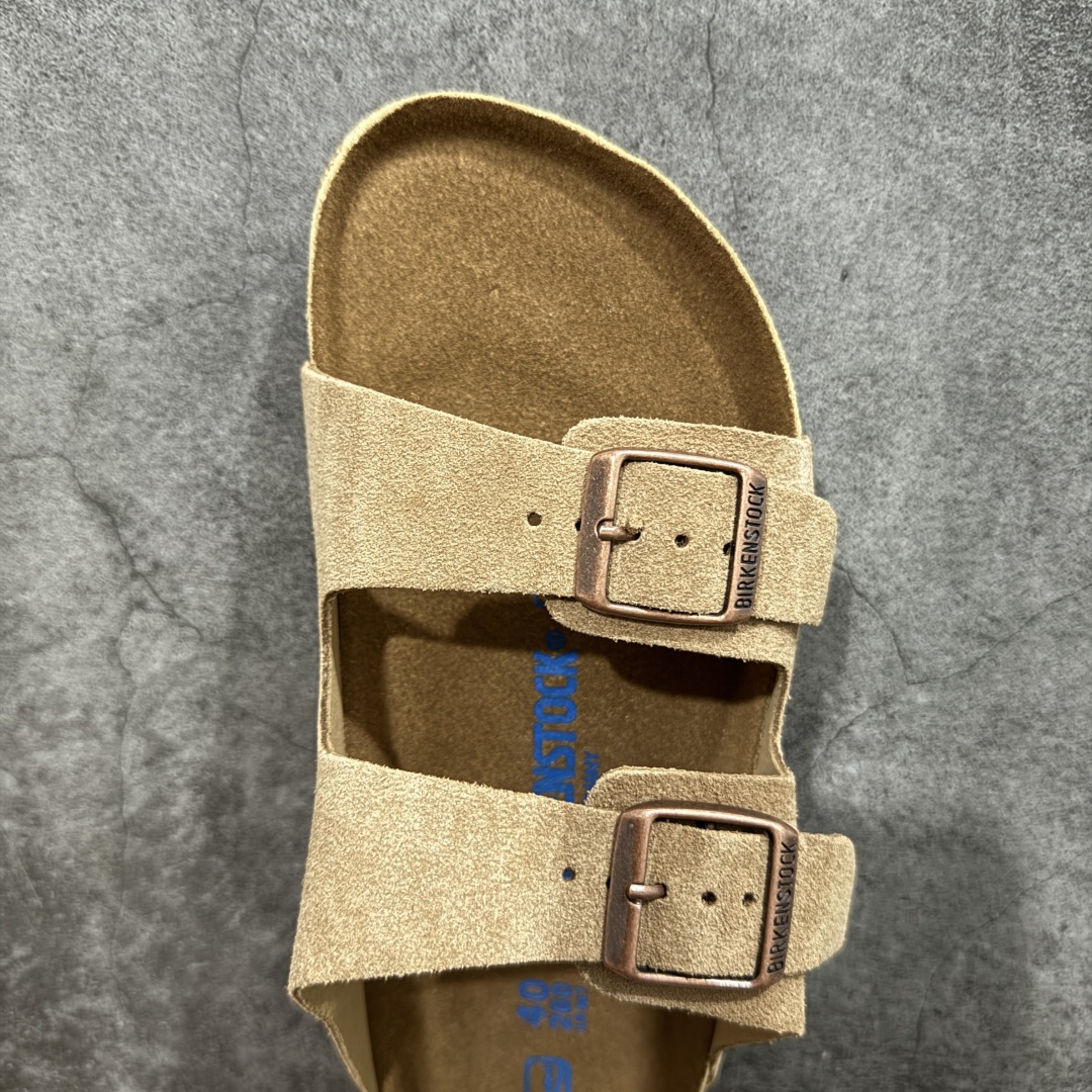 图片[5]-【DC纯原】Birkenstock Arizona 系列勃肯皮革绒面双扣时尚凉拖鞋 牛皮绒面革质地柔软 搭配可调节鞋扣提升穿着舒适度 人体工学设计分散脚部压力 保护脚踝 软木乳胶鞋床具有一定的收缩性 长时间穿着后能贴合脚型 EVA鞋底回弹性和抗张性力高 具有良好的防震、缓冲性 四季皆宜 柔软的鞋床采用额外的泡沫缓冲层 提供额外的舒适感和全天支撑 全网独家首发 源于德国的严谨工艺 牛巴戎面 中层松木 EVA 三层组合大底 优质牛皮面料五金扣 出口订单 尺码：35-44-选品中心
