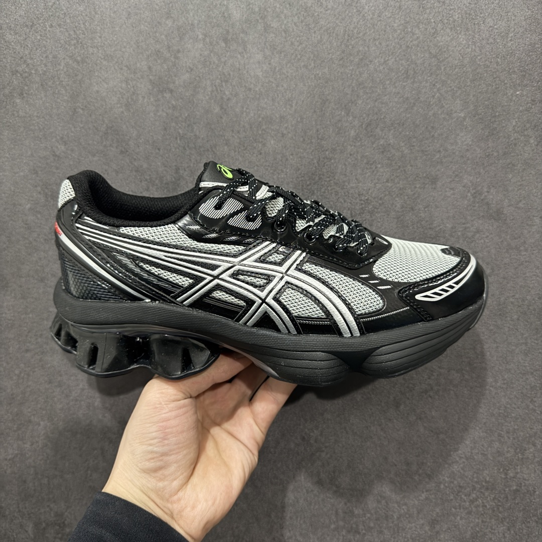 【纯原版】Asics Gel-Kinetic Fluent 纯原版本 亚瑟士运动休闲透气专业跑鞋 新一代缓震未来感跑鞋 鞋面复杂的切割和银色细节极具前卫风格 大底科技十足且独特外观的GEL 不仅在视觉上夺人眼球 同时可提供全天候的舒适缓冲 更多细节后半掌GEL+ 前半掌FFBlast中底科技堆叠 KIKO风的设计语言拼接ASICS鞋体流线 耐磨材质耐磨性强,稳定性高抓地更牢,不易打滑 货号: 1203A591 0013725 尺码:40-45-选品中心