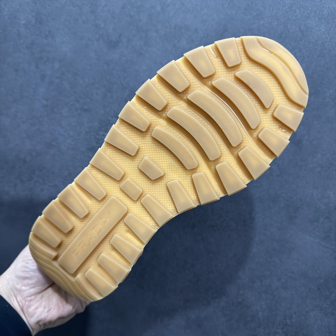 图片[9]-【广东纯原版本】PRADA普拉达 厚底徽标系带运动休闲男鞋系列 #广东大厂品质 专柜同步 大气个性更潮更抢眼更追求档次，它将颠覆旧念，与您共度时尚潮人必备! 面料采用原版进口小牛皮 牛皮内里垫脚 橡胶发泡大底 轻便防滑耐磨 脚感舒适 款式耐看做工精细 配以简洁利落的鞋楦 彰显男人的果敢和硬朗 尺码：38-44（皮鞋码）-选品中心