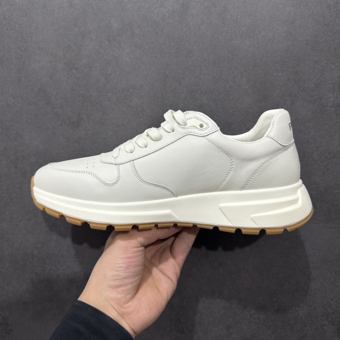 图片[2]-【广东纯原版本】PRADA普拉达 厚底徽标系带运动休闲男鞋系列 #广东大厂品质 专柜同步 大气个性更潮更抢眼更追求档次，它将颠覆旧念，与您共度时尚潮人必备! 面料采用原版进口小牛皮 牛皮内里垫脚 橡胶发泡大底 轻便防滑耐磨 脚感舒适 款式耐看做工精细 配以简洁利落的鞋楦 彰显男人的果敢和硬朗 尺码：38-44（皮鞋码）-选品中心