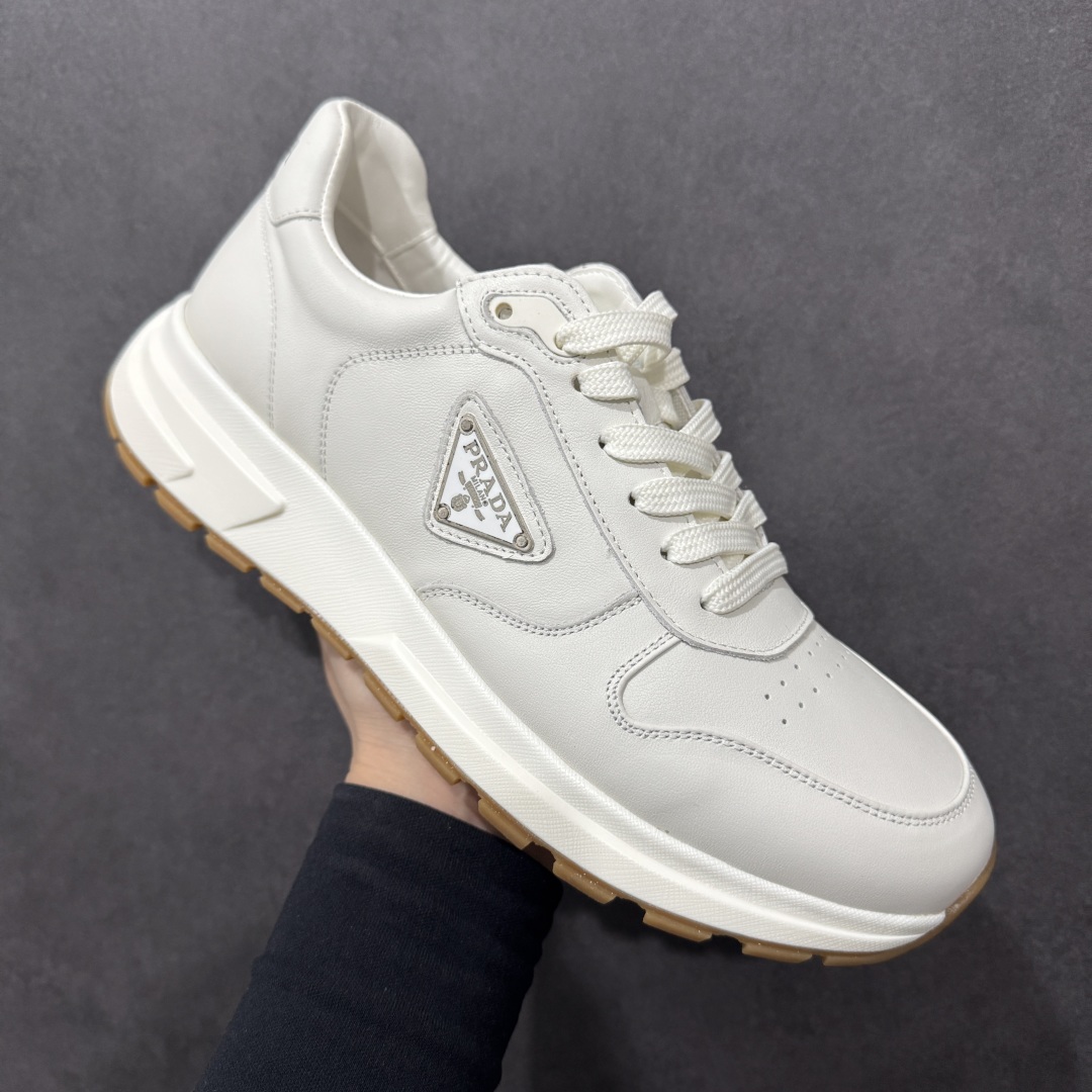 图片[3]-【广东纯原版本】PRADA普拉达 厚底徽标系带运动休闲男鞋系列 #广东大厂品质 专柜同步 大气个性更潮更抢眼更追求档次，它将颠覆旧念，与您共度时尚潮人必备! 面料采用原版进口小牛皮 牛皮内里垫脚 橡胶发泡大底 轻便防滑耐磨 脚感舒适 款式耐看做工精细 配以简洁利落的鞋楦 彰显男人的果敢和硬朗 尺码：38-44（皮鞋码）-选品中心