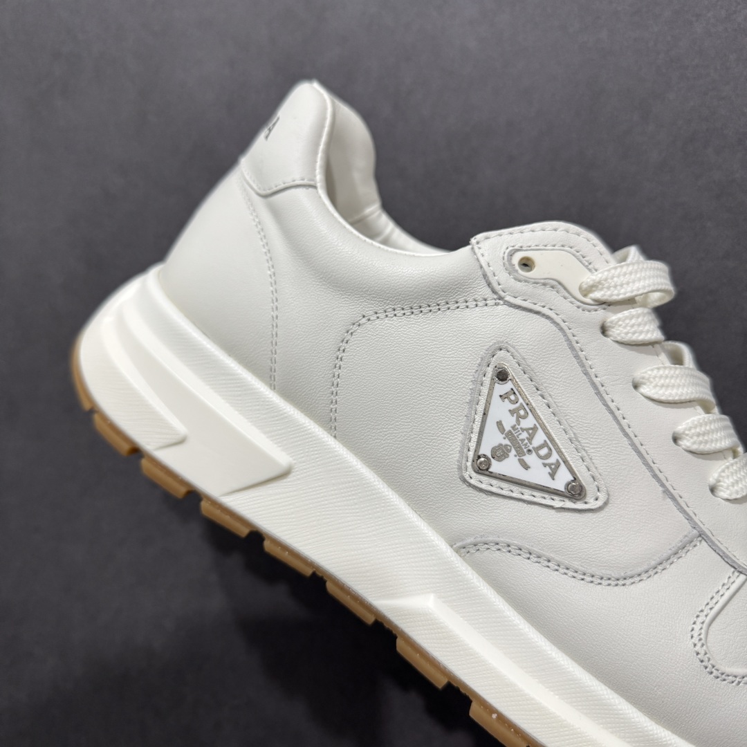 图片[6]-【广东纯原版本】PRADA普拉达 厚底徽标系带运动休闲男鞋系列 #广东大厂品质 专柜同步 大气个性更潮更抢眼更追求档次，它将颠覆旧念，与您共度时尚潮人必备! 面料采用原版进口小牛皮 牛皮内里垫脚 橡胶发泡大底 轻便防滑耐磨 脚感舒适 款式耐看做工精细 配以简洁利落的鞋楦 彰显男人的果敢和硬朗 尺码：38-44（皮鞋码）-选品中心