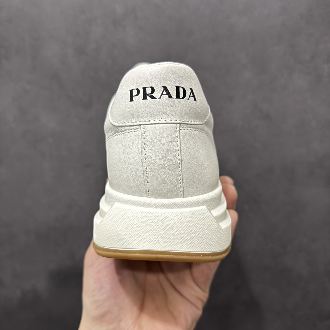 图片[4]-【广东纯原版本】PRADA普拉达 厚底徽标系带运动休闲男鞋系列 #广东大厂品质 专柜同步 大气个性更潮更抢眼更追求档次，它将颠覆旧念，与您共度时尚潮人必备! 面料采用原版进口小牛皮 牛皮内里垫脚 橡胶发泡大底 轻便防滑耐磨 脚感舒适 款式耐看做工精细 配以简洁利落的鞋楦 彰显男人的果敢和硬朗 尺码：38-44（皮鞋码）-选品中心