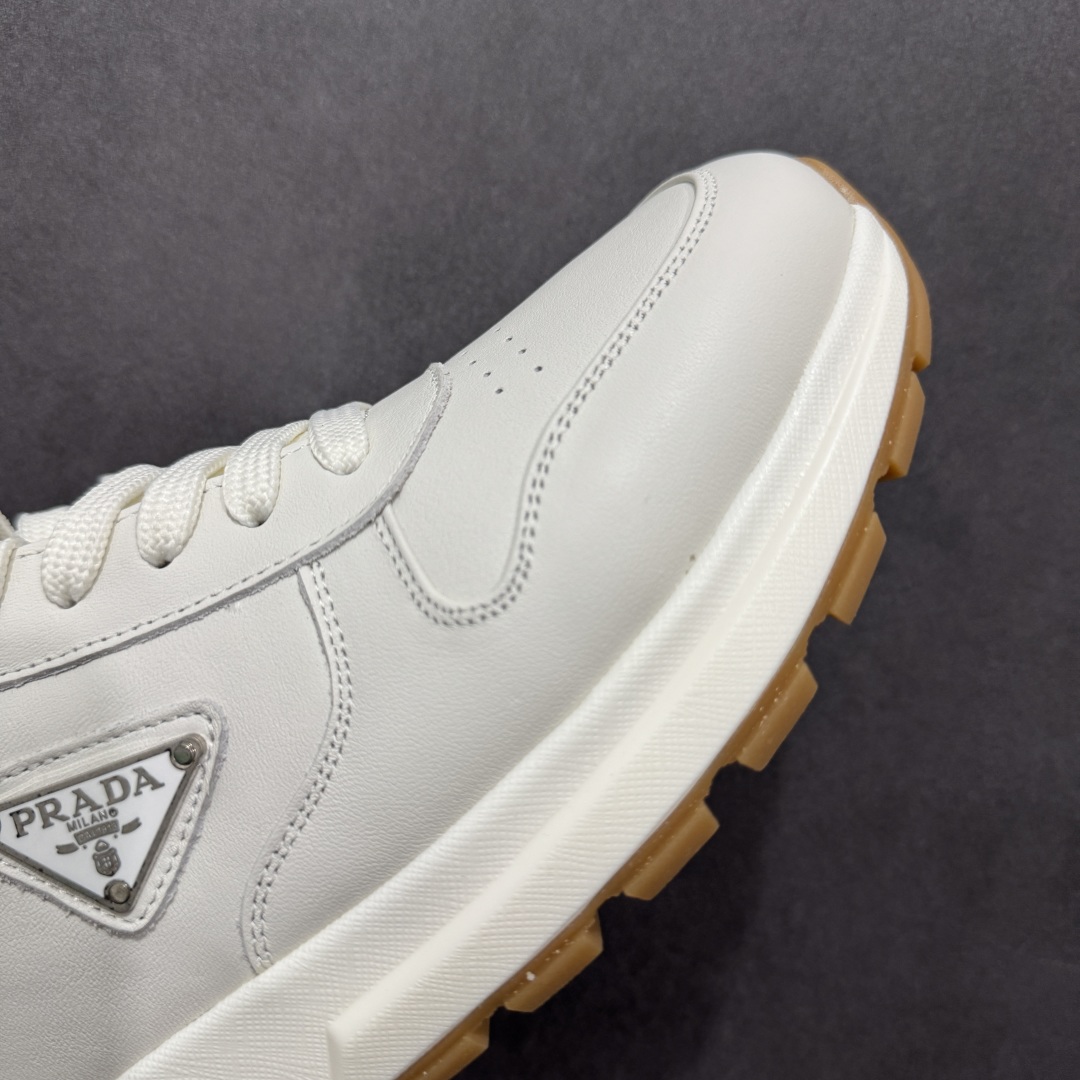 图片[5]-【广东纯原版本】PRADA普拉达 厚底徽标系带运动休闲男鞋系列 #广东大厂品质 专柜同步 大气个性更潮更抢眼更追求档次，它将颠覆旧念，与您共度时尚潮人必备! 面料采用原版进口小牛皮 牛皮内里垫脚 橡胶发泡大底 轻便防滑耐磨 脚感舒适 款式耐看做工精细 配以简洁利落的鞋楦 彰显男人的果敢和硬朗 尺码：38-44（皮鞋码）-选品中心
