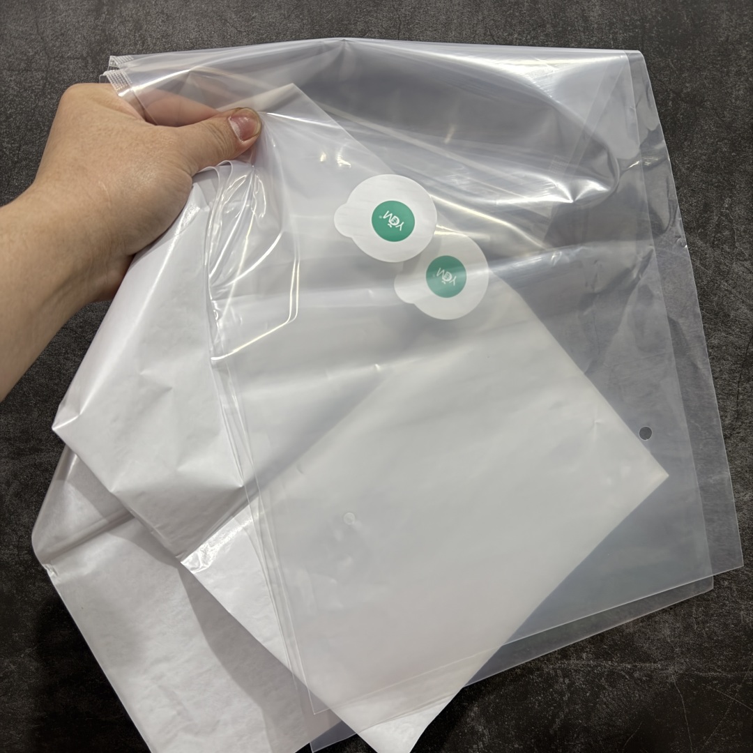 图片[19]-【美版GX纯原】Nigel Sylvester x Air Jordan AJ4 “Brick by Brick” 联名红砖 货号：HF4340-800 全新批次 重点区分市面 真正砖面纹路 区别市面版本 正确细节 卡色无色差 GX原数据精心打造 原厂材质 超弹硅胶材质 内层不织布补强 补强为硅胶提供更强耐久性 避免断裂 圈内最强四代 独家外贸特供尺码含 45.5 49.5 50.5 耗时半年巨作 全套原纸板楦头开发 原厂特供皮料加持 确保原汁原味 完美呈现四代版型 一比一鞋头弧度高度鞋身弧度 数据细节工艺流程均保持原鞋一致 原厂TPU网格鞋带扣 正确内里网布 菱角分明不变形无多余毛边 柔软性质感一致于原鞋 市场唯一原厂鞋扣模具 背面可见隐藏注塑口 原厂织唛标 原厂飞人电绣工艺 尾指中部跳三针 独家绑鞋带手法 印刷中底布 四线拉帮 米色美纹纸贴合固定 进口港宝加持 后跟自然饱满 全鞋荧光划线卡点 追求极致完美 每一双都是工艺品 多重QC质检 超越公司货的品控标准 实实在在的免检产品 …… 以纽约市标志性的红砖为主题，这也是 Nigel 致敬家乡的方式，象征了他 BMX 事业的起点。整体鞋款有着醒目的橙红色调，多种皮革材质的应用又带来丰富的视觉层次，细腻的质感拼合，凸显了这双鞋不同于常规的身份。除了鞋头带有一个小小的 Swoosh 外，这双鞋还将后跟巧妙的改成了 BIKE AIR，为 Air Jordan 4 经典鞋型加入了新的元素，让熟悉这个鞋型的玩家有更为新鲜的视觉体验。同时，从官图可以看出，AJ4 标志性的透气网格下，暗藏 3M 反光设定，弱光环境中也能释放出高亮警示，对于骑行来说也是必备的安全举措。鞋盒封绘也采用红装图案诠释，进一步回应主题。 尺码：40 40.5 41 42 42.5 43 44 44.5 45 46 47.5 48.5-选品中心