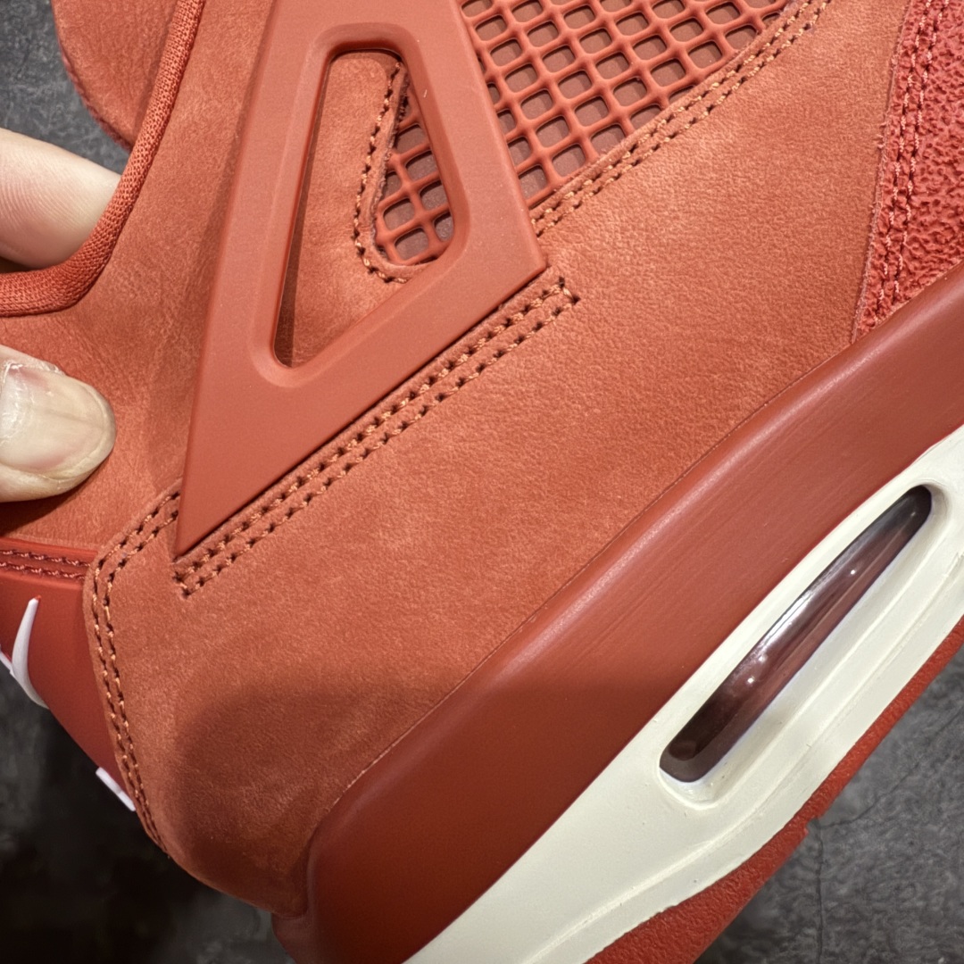 图片[5]-【美版GX纯原】Nigel Sylvester x Air Jordan AJ4 “Brick by Brick” 联名红砖 货号：HF4340-800 全新批次 重点区分市面 真正砖面纹路 区别市面版本 正确细节 卡色无色差 GX原数据精心打造 原厂材质 超弹硅胶材质 内层不织布补强 补强为硅胶提供更强耐久性 避免断裂 圈内最强四代 独家外贸特供尺码含 45.5 49.5 50.5 耗时半年巨作 全套原纸板楦头开发 原厂特供皮料加持 确保原汁原味 完美呈现四代版型 一比一鞋头弧度高度鞋身弧度 数据细节工艺流程均保持原鞋一致 原厂TPU网格鞋带扣 正确内里网布 菱角分明不变形无多余毛边 柔软性质感一致于原鞋 市场唯一原厂鞋扣模具 背面可见隐藏注塑口 原厂织唛标 原厂飞人电绣工艺 尾指中部跳三针 独家绑鞋带手法 印刷中底布 四线拉帮 米色美纹纸贴合固定 进口港宝加持 后跟自然饱满 全鞋荧光划线卡点 追求极致完美 每一双都是工艺品 多重QC质检 超越公司货的品控标准 实实在在的免检产品 …… 以纽约市标志性的红砖为主题，这也是 Nigel 致敬家乡的方式，象征了他 BMX 事业的起点。整体鞋款有着醒目的橙红色调，多种皮革材质的应用又带来丰富的视觉层次，细腻的质感拼合，凸显了这双鞋不同于常规的身份。除了鞋头带有一个小小的 Swoosh 外，这双鞋还将后跟巧妙的改成了 BIKE AIR，为 Air Jordan 4 经典鞋型加入了新的元素，让熟悉这个鞋型的玩家有更为新鲜的视觉体验。同时，从官图可以看出，AJ4 标志性的透气网格下，暗藏 3M 反光设定，弱光环境中也能释放出高亮警示，对于骑行来说也是必备的安全举措。鞋盒封绘也采用红装图案诠释，进一步回应主题。 尺码：40 40.5 41 42 42.5 43 44 44.5 45 46 47.5 48.5-选品中心