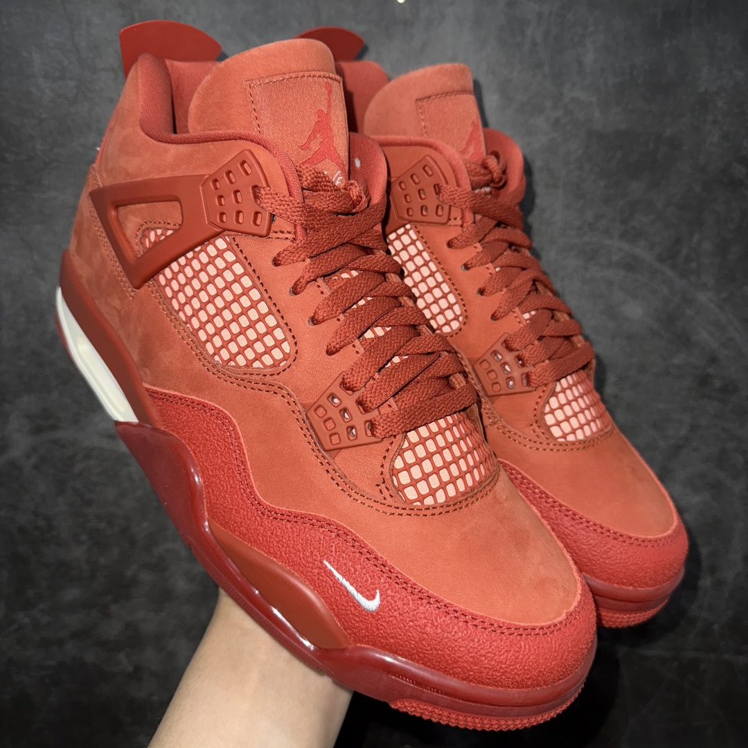 图片[2]-【美版GX纯原】Nigel Sylvester x Air Jordan AJ4 “Brick by Brick” 联名红砖 货号：HF4340-800 全新批次 重点区分市面 真正砖面纹路 区别市面版本 正确细节 卡色无色差 GX原数据精心打造 原厂材质 超弹硅胶材质 内层不织布补强 补强为硅胶提供更强耐久性 避免断裂 圈内最强四代 独家外贸特供尺码含 45.5 49.5 50.5 耗时半年巨作 全套原纸板楦头开发 原厂特供皮料加持 确保原汁原味 完美呈现四代版型 一比一鞋头弧度高度鞋身弧度 数据细节工艺流程均保持原鞋一致 原厂TPU网格鞋带扣 正确内里网布 菱角分明不变形无多余毛边 柔软性质感一致于原鞋 市场唯一原厂鞋扣模具 背面可见隐藏注塑口 原厂织唛标 原厂飞人电绣工艺 尾指中部跳三针 独家绑鞋带手法 印刷中底布 四线拉帮 米色美纹纸贴合固定 进口港宝加持 后跟自然饱满 全鞋荧光划线卡点 追求极致完美 每一双都是工艺品 多重QC质检 超越公司货的品控标准 实实在在的免检产品 …… 以纽约市标志性的红砖为主题，这也是 Nigel 致敬家乡的方式，象征了他 BMX 事业的起点。整体鞋款有着醒目的橙红色调，多种皮革材质的应用又带来丰富的视觉层次，细腻的质感拼合，凸显了这双鞋不同于常规的身份。除了鞋头带有一个小小的 Swoosh 外，这双鞋还将后跟巧妙的改成了 BIKE AIR，为 Air Jordan 4 经典鞋型加入了新的元素，让熟悉这个鞋型的玩家有更为新鲜的视觉体验。同时，从官图可以看出，AJ4 标志性的透气网格下，暗藏 3M 反光设定，弱光环境中也能释放出高亮警示，对于骑行来说也是必备的安全举措。鞋盒封绘也采用红装图案诠释，进一步回应主题。 尺码：40 40.5 41 42 42.5 43 44 44.5 45 46 47.5 48.5-选品中心