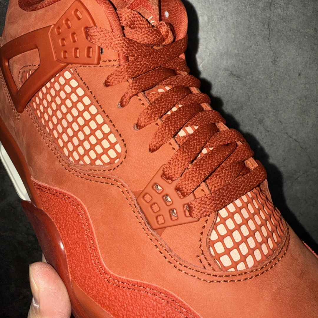图片[14]-【美版GX纯原】Nigel Sylvester x Air Jordan AJ4 “Brick by Brick” 联名红砖 货号：HF4340-800 全新批次 重点区分市面 真正砖面纹路 区别市面版本 正确细节 卡色无色差 GX原数据精心打造 原厂材质 超弹硅胶材质 内层不织布补强 补强为硅胶提供更强耐久性 避免断裂 圈内最强四代 独家外贸特供尺码含 45.5 49.5 50.5 耗时半年巨作 全套原纸板楦头开发 原厂特供皮料加持 确保原汁原味 完美呈现四代版型 一比一鞋头弧度高度鞋身弧度 数据细节工艺流程均保持原鞋一致 原厂TPU网格鞋带扣 正确内里网布 菱角分明不变形无多余毛边 柔软性质感一致于原鞋 市场唯一原厂鞋扣模具 背面可见隐藏注塑口 原厂织唛标 原厂飞人电绣工艺 尾指中部跳三针 独家绑鞋带手法 印刷中底布 四线拉帮 米色美纹纸贴合固定 进口港宝加持 后跟自然饱满 全鞋荧光划线卡点 追求极致完美 每一双都是工艺品 多重QC质检 超越公司货的品控标准 实实在在的免检产品 …… 以纽约市标志性的红砖为主题，这也是 Nigel 致敬家乡的方式，象征了他 BMX 事业的起点。整体鞋款有着醒目的橙红色调，多种皮革材质的应用又带来丰富的视觉层次，细腻的质感拼合，凸显了这双鞋不同于常规的身份。除了鞋头带有一个小小的 Swoosh 外，这双鞋还将后跟巧妙的改成了 BIKE AIR，为 Air Jordan 4 经典鞋型加入了新的元素，让熟悉这个鞋型的玩家有更为新鲜的视觉体验。同时，从官图可以看出，AJ4 标志性的透气网格下，暗藏 3M 反光设定，弱光环境中也能释放出高亮警示，对于骑行来说也是必备的安全举措。鞋盒封绘也采用红装图案诠释，进一步回应主题。 尺码：40 40.5 41 42 42.5 43 44 44.5 45 46 47.5 48.5-选品中心