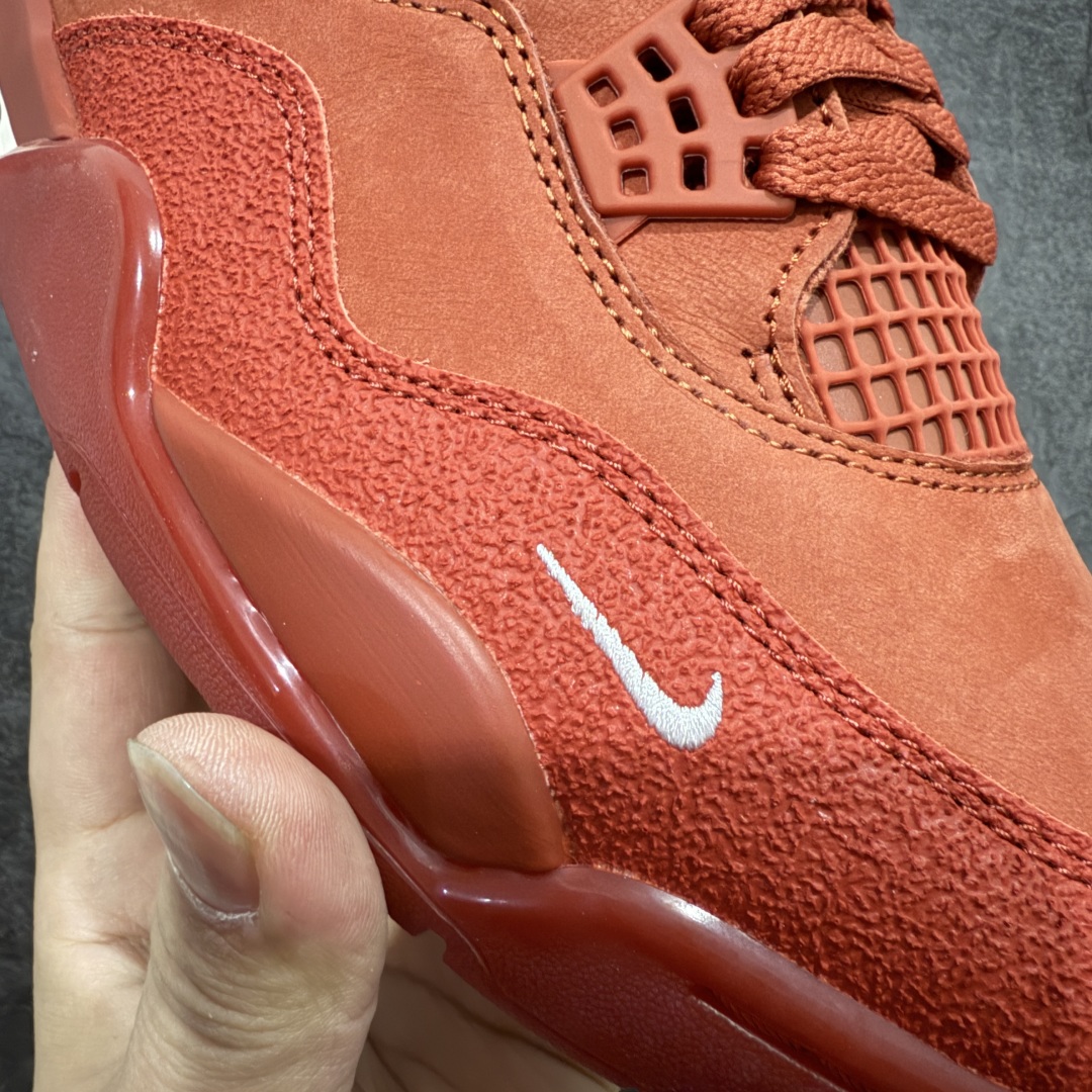 图片[8]-【美版GX纯原】Nigel Sylvester x Air Jordan AJ4 “Brick by Brick” 联名红砖 货号：HF4340-800 全新批次 重点区分市面 真正砖面纹路 区别市面版本 正确细节 卡色无色差 GX原数据精心打造 原厂材质 超弹硅胶材质 内层不织布补强 补强为硅胶提供更强耐久性 避免断裂 圈内最强四代 独家外贸特供尺码含 45.5 49.5 50.5 耗时半年巨作 全套原纸板楦头开发 原厂特供皮料加持 确保原汁原味 完美呈现四代版型 一比一鞋头弧度高度鞋身弧度 数据细节工艺流程均保持原鞋一致 原厂TPU网格鞋带扣 正确内里网布 菱角分明不变形无多余毛边 柔软性质感一致于原鞋 市场唯一原厂鞋扣模具 背面可见隐藏注塑口 原厂织唛标 原厂飞人电绣工艺 尾指中部跳三针 独家绑鞋带手法 印刷中底布 四线拉帮 米色美纹纸贴合固定 进口港宝加持 后跟自然饱满 全鞋荧光划线卡点 追求极致完美 每一双都是工艺品 多重QC质检 超越公司货的品控标准 实实在在的免检产品 …… 以纽约市标志性的红砖为主题，这也是 Nigel 致敬家乡的方式，象征了他 BMX 事业的起点。整体鞋款有着醒目的橙红色调，多种皮革材质的应用又带来丰富的视觉层次，细腻的质感拼合，凸显了这双鞋不同于常规的身份。除了鞋头带有一个小小的 Swoosh 外，这双鞋还将后跟巧妙的改成了 BIKE AIR，为 Air Jordan 4 经典鞋型加入了新的元素，让熟悉这个鞋型的玩家有更为新鲜的视觉体验。同时，从官图可以看出，AJ4 标志性的透气网格下，暗藏 3M 反光设定，弱光环境中也能释放出高亮警示，对于骑行来说也是必备的安全举措。鞋盒封绘也采用红装图案诠释，进一步回应主题。 尺码：40 40.5 41 42 42.5 43 44 44.5 45 46 47.5 48.5-选品中心