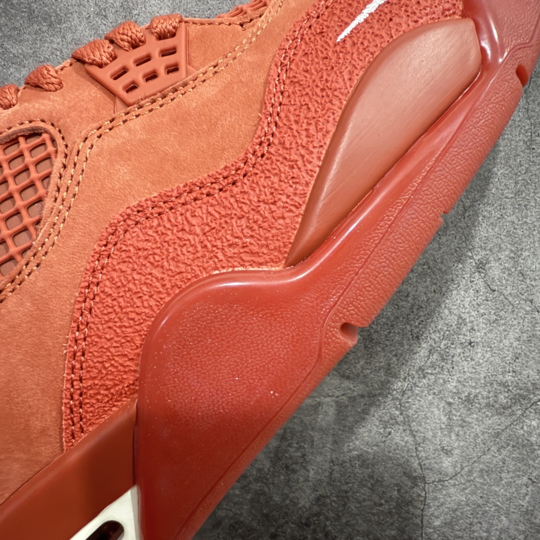 图片[16]-【美版GX纯原】Nigel Sylvester x Air Jordan AJ4 “Brick by Brick” 联名红砖 货号：HF4340-800 全新批次 重点区分市面 真正砖面纹路 区别市面版本 正确细节 卡色无色差 GX原数据精心打造 原厂材质 超弹硅胶材质 内层不织布补强 补强为硅胶提供更强耐久性 避免断裂 圈内最强四代 独家外贸特供尺码含 45.5 49.5 50.5 耗时半年巨作 全套原纸板楦头开发 原厂特供皮料加持 确保原汁原味 完美呈现四代版型 一比一鞋头弧度高度鞋身弧度 数据细节工艺流程均保持原鞋一致 原厂TPU网格鞋带扣 正确内里网布 菱角分明不变形无多余毛边 柔软性质感一致于原鞋 市场唯一原厂鞋扣模具 背面可见隐藏注塑口 原厂织唛标 原厂飞人电绣工艺 尾指中部跳三针 独家绑鞋带手法 印刷中底布 四线拉帮 米色美纹纸贴合固定 进口港宝加持 后跟自然饱满 全鞋荧光划线卡点 追求极致完美 每一双都是工艺品 多重QC质检 超越公司货的品控标准 实实在在的免检产品 …… 以纽约市标志性的红砖为主题，这也是 Nigel 致敬家乡的方式，象征了他 BMX 事业的起点。整体鞋款有着醒目的橙红色调，多种皮革材质的应用又带来丰富的视觉层次，细腻的质感拼合，凸显了这双鞋不同于常规的身份。除了鞋头带有一个小小的 Swoosh 外，这双鞋还将后跟巧妙的改成了 BIKE AIR，为 Air Jordan 4 经典鞋型加入了新的元素，让熟悉这个鞋型的玩家有更为新鲜的视觉体验。同时，从官图可以看出，AJ4 标志性的透气网格下，暗藏 3M 反光设定，弱光环境中也能释放出高亮警示，对于骑行来说也是必备的安全举措。鞋盒封绘也采用红装图案诠释，进一步回应主题。 尺码：40 40.5 41 42 42.5 43 44 44.5 45 46 47.5 48.5-选品中心