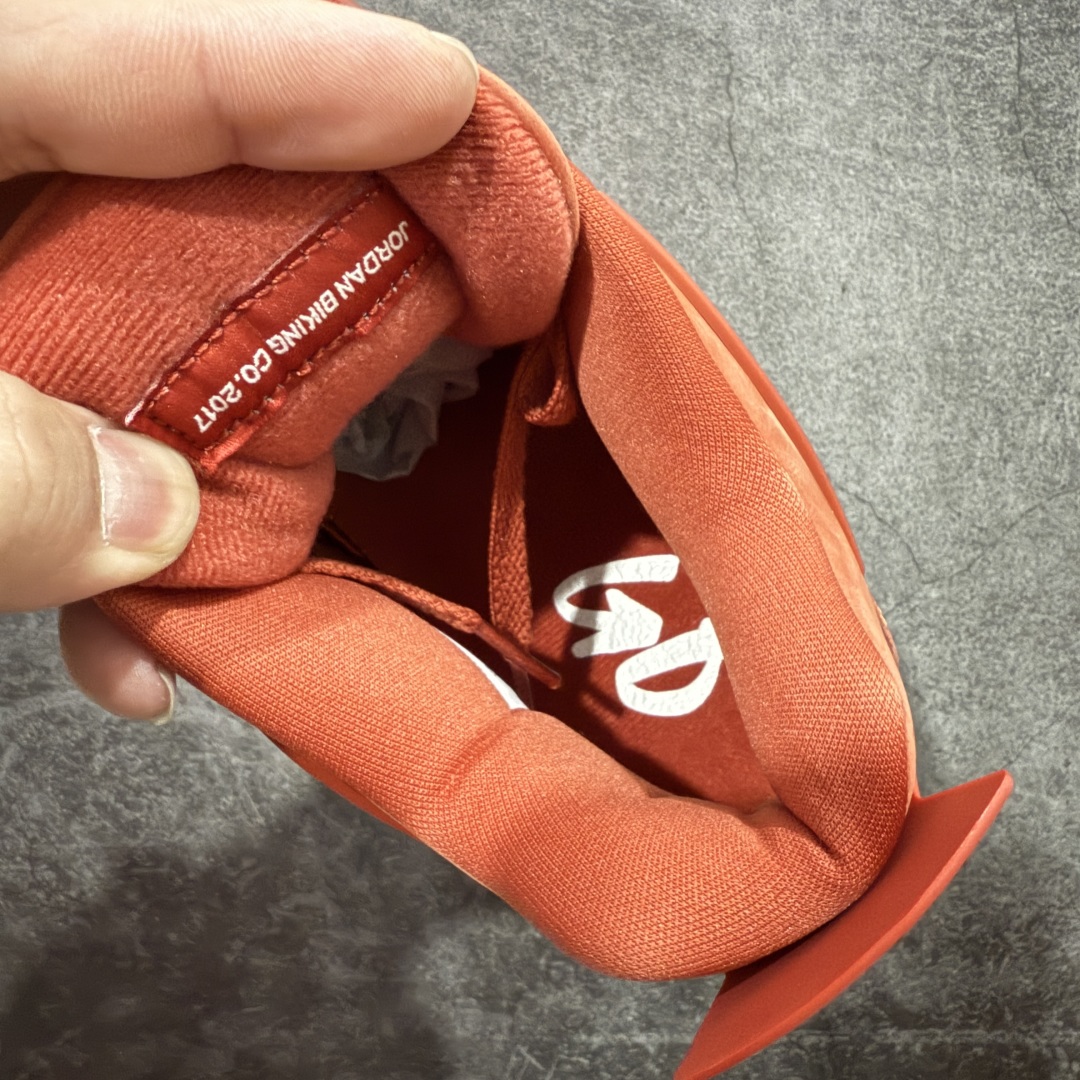 图片[11]-【美版GX纯原】Nigel Sylvester x Air Jordan AJ4 “Brick by Brick” 联名红砖 货号：HF4340-800 全新批次 重点区分市面 真正砖面纹路 区别市面版本 正确细节 卡色无色差 GX原数据精心打造 原厂材质 超弹硅胶材质 内层不织布补强 补强为硅胶提供更强耐久性 避免断裂 圈内最强四代 独家外贸特供尺码含 45.5 49.5 50.5 耗时半年巨作 全套原纸板楦头开发 原厂特供皮料加持 确保原汁原味 完美呈现四代版型 一比一鞋头弧度高度鞋身弧度 数据细节工艺流程均保持原鞋一致 原厂TPU网格鞋带扣 正确内里网布 菱角分明不变形无多余毛边 柔软性质感一致于原鞋 市场唯一原厂鞋扣模具 背面可见隐藏注塑口 原厂织唛标 原厂飞人电绣工艺 尾指中部跳三针 独家绑鞋带手法 印刷中底布 四线拉帮 米色美纹纸贴合固定 进口港宝加持 后跟自然饱满 全鞋荧光划线卡点 追求极致完美 每一双都是工艺品 多重QC质检 超越公司货的品控标准 实实在在的免检产品 …… 以纽约市标志性的红砖为主题，这也是 Nigel 致敬家乡的方式，象征了他 BMX 事业的起点。整体鞋款有着醒目的橙红色调，多种皮革材质的应用又带来丰富的视觉层次，细腻的质感拼合，凸显了这双鞋不同于常规的身份。除了鞋头带有一个小小的 Swoosh 外，这双鞋还将后跟巧妙的改成了 BIKE AIR，为 Air Jordan 4 经典鞋型加入了新的元素，让熟悉这个鞋型的玩家有更为新鲜的视觉体验。同时，从官图可以看出，AJ4 标志性的透气网格下，暗藏 3M 反光设定，弱光环境中也能释放出高亮警示，对于骑行来说也是必备的安全举措。鞋盒封绘也采用红装图案诠释，进一步回应主题。 尺码：40 40.5 41 42 42.5 43 44 44.5 45 46 47.5 48.5-选品中心