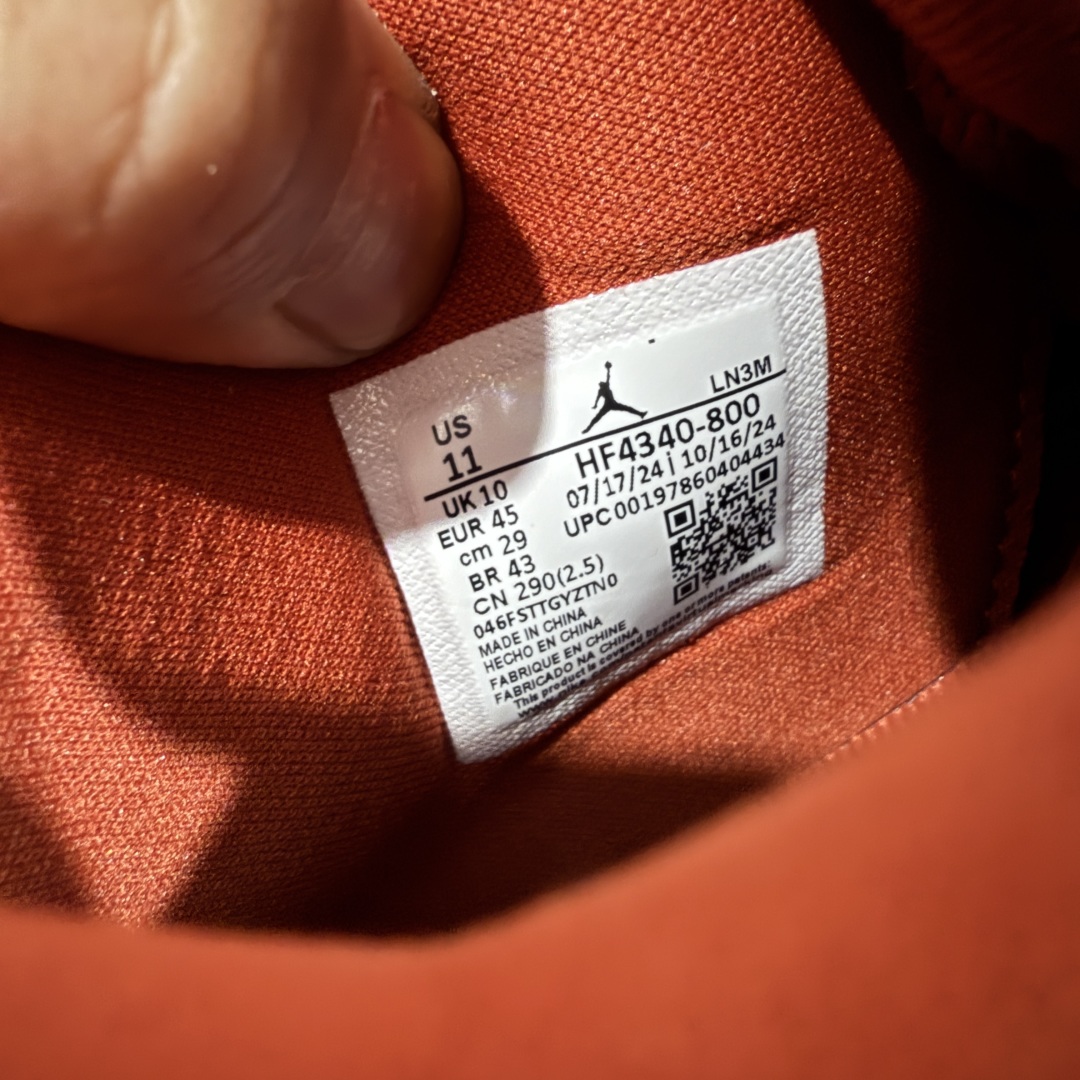 图片[12]-【美版GX纯原】Nigel Sylvester x Air Jordan AJ4 “Brick by Brick” 联名红砖 货号：HF4340-800 全新批次 重点区分市面 真正砖面纹路 区别市面版本 正确细节 卡色无色差 GX原数据精心打造 原厂材质 超弹硅胶材质 内层不织布补强 补强为硅胶提供更强耐久性 避免断裂 圈内最强四代 独家外贸特供尺码含 45.5 49.5 50.5 耗时半年巨作 全套原纸板楦头开发 原厂特供皮料加持 确保原汁原味 完美呈现四代版型 一比一鞋头弧度高度鞋身弧度 数据细节工艺流程均保持原鞋一致 原厂TPU网格鞋带扣 正确内里网布 菱角分明不变形无多余毛边 柔软性质感一致于原鞋 市场唯一原厂鞋扣模具 背面可见隐藏注塑口 原厂织唛标 原厂飞人电绣工艺 尾指中部跳三针 独家绑鞋带手法 印刷中底布 四线拉帮 米色美纹纸贴合固定 进口港宝加持 后跟自然饱满 全鞋荧光划线卡点 追求极致完美 每一双都是工艺品 多重QC质检 超越公司货的品控标准 实实在在的免检产品 …… 以纽约市标志性的红砖为主题，这也是 Nigel 致敬家乡的方式，象征了他 BMX 事业的起点。整体鞋款有着醒目的橙红色调，多种皮革材质的应用又带来丰富的视觉层次，细腻的质感拼合，凸显了这双鞋不同于常规的身份。除了鞋头带有一个小小的 Swoosh 外，这双鞋还将后跟巧妙的改成了 BIKE AIR，为 Air Jordan 4 经典鞋型加入了新的元素，让熟悉这个鞋型的玩家有更为新鲜的视觉体验。同时，从官图可以看出，AJ4 标志性的透气网格下，暗藏 3M 反光设定，弱光环境中也能释放出高亮警示，对于骑行来说也是必备的安全举措。鞋盒封绘也采用红装图案诠释，进一步回应主题。 尺码：40 40.5 41 42 42.5 43 44 44.5 45 46 47.5 48.5-选品中心