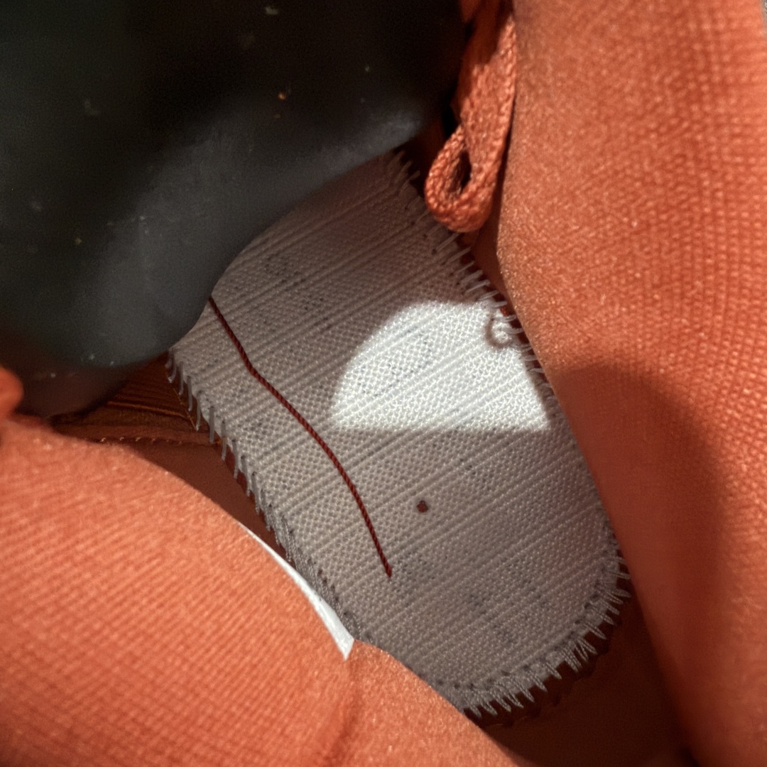 图片[13]-【美版GX纯原】Nigel Sylvester x Air Jordan AJ4 “Brick by Brick” 联名红砖 货号：HF4340-800 全新批次 重点区分市面 真正砖面纹路 区别市面版本 正确细节 卡色无色差 GX原数据精心打造 原厂材质 超弹硅胶材质 内层不织布补强 补强为硅胶提供更强耐久性 避免断裂 圈内最强四代 独家外贸特供尺码含 45.5 49.5 50.5 耗时半年巨作 全套原纸板楦头开发 原厂特供皮料加持 确保原汁原味 完美呈现四代版型 一比一鞋头弧度高度鞋身弧度 数据细节工艺流程均保持原鞋一致 原厂TPU网格鞋带扣 正确内里网布 菱角分明不变形无多余毛边 柔软性质感一致于原鞋 市场唯一原厂鞋扣模具 背面可见隐藏注塑口 原厂织唛标 原厂飞人电绣工艺 尾指中部跳三针 独家绑鞋带手法 印刷中底布 四线拉帮 米色美纹纸贴合固定 进口港宝加持 后跟自然饱满 全鞋荧光划线卡点 追求极致完美 每一双都是工艺品 多重QC质检 超越公司货的品控标准 实实在在的免检产品 …… 以纽约市标志性的红砖为主题，这也是 Nigel 致敬家乡的方式，象征了他 BMX 事业的起点。整体鞋款有着醒目的橙红色调，多种皮革材质的应用又带来丰富的视觉层次，细腻的质感拼合，凸显了这双鞋不同于常规的身份。除了鞋头带有一个小小的 Swoosh 外，这双鞋还将后跟巧妙的改成了 BIKE AIR，为 Air Jordan 4 经典鞋型加入了新的元素，让熟悉这个鞋型的玩家有更为新鲜的视觉体验。同时，从官图可以看出，AJ4 标志性的透气网格下，暗藏 3M 反光设定，弱光环境中也能释放出高亮警示，对于骑行来说也是必备的安全举措。鞋盒封绘也采用红装图案诠释，进一步回应主题。 尺码：40 40.5 41 42 42.5 43 44 44.5 45 46 47.5 48.5-选品中心