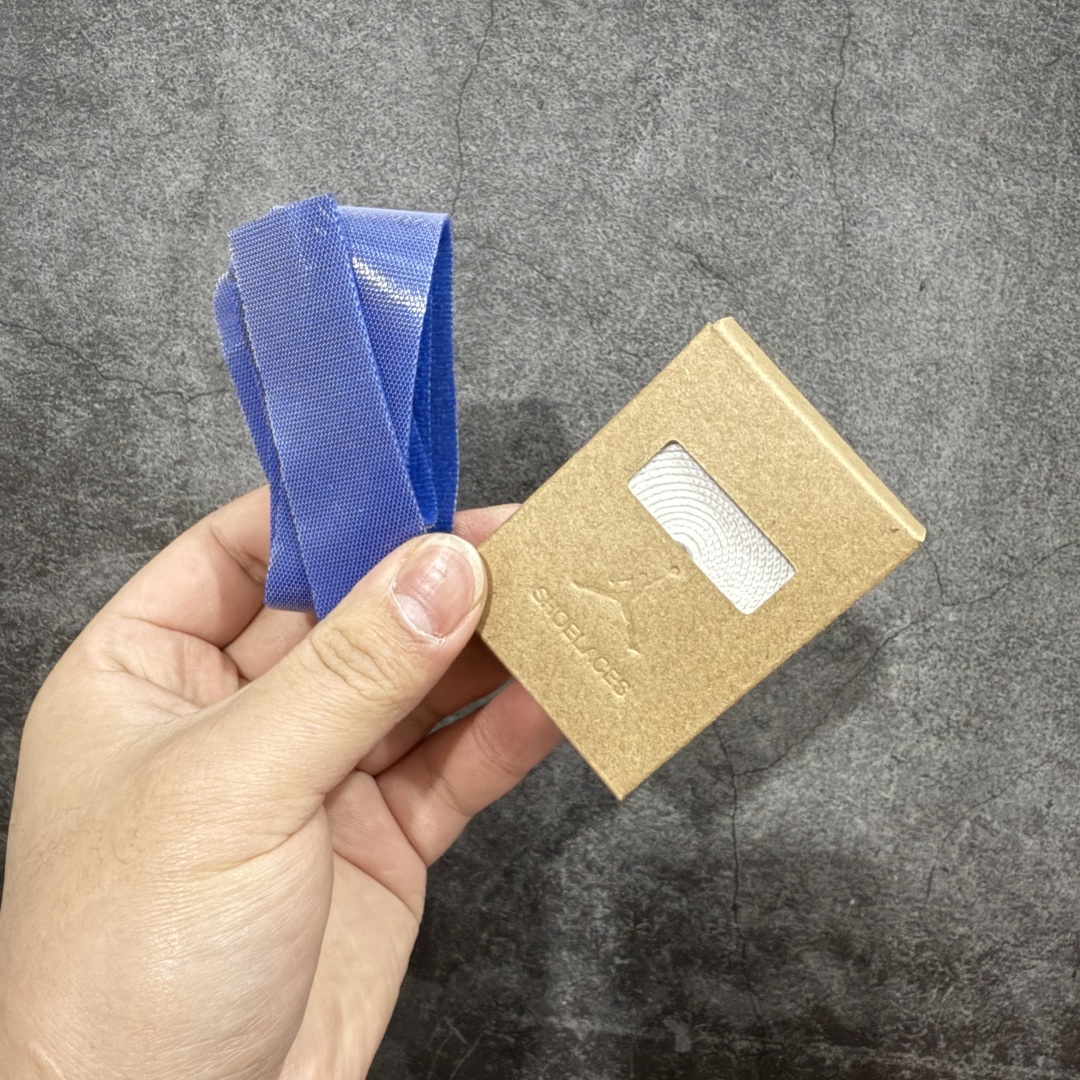 图片[18]-【美版GX纯原】Nigel Sylvester x Air Jordan AJ4 “Brick by Brick” 联名红砖 货号：HF4340-800 全新批次 重点区分市面 真正砖面纹路 区别市面版本 正确细节 卡色无色差 GX原数据精心打造 原厂材质 超弹硅胶材质 内层不织布补强 补强为硅胶提供更强耐久性 避免断裂 圈内最强四代 独家外贸特供尺码含 45.5 49.5 50.5 耗时半年巨作 全套原纸板楦头开发 原厂特供皮料加持 确保原汁原味 完美呈现四代版型 一比一鞋头弧度高度鞋身弧度 数据细节工艺流程均保持原鞋一致 原厂TPU网格鞋带扣 正确内里网布 菱角分明不变形无多余毛边 柔软性质感一致于原鞋 市场唯一原厂鞋扣模具 背面可见隐藏注塑口 原厂织唛标 原厂飞人电绣工艺 尾指中部跳三针 独家绑鞋带手法 印刷中底布 四线拉帮 米色美纹纸贴合固定 进口港宝加持 后跟自然饱满 全鞋荧光划线卡点 追求极致完美 每一双都是工艺品 多重QC质检 超越公司货的品控标准 实实在在的免检产品 …… 以纽约市标志性的红砖为主题，这也是 Nigel 致敬家乡的方式，象征了他 BMX 事业的起点。整体鞋款有着醒目的橙红色调，多种皮革材质的应用又带来丰富的视觉层次，细腻的质感拼合，凸显了这双鞋不同于常规的身份。除了鞋头带有一个小小的 Swoosh 外，这双鞋还将后跟巧妙的改成了 BIKE AIR，为 Air Jordan 4 经典鞋型加入了新的元素，让熟悉这个鞋型的玩家有更为新鲜的视觉体验。同时，从官图可以看出，AJ4 标志性的透气网格下，暗藏 3M 反光设定，弱光环境中也能释放出高亮警示，对于骑行来说也是必备的安全举措。鞋盒封绘也采用红装图案诠释，进一步回应主题。 尺码：40 40.5 41 42 42.5 43 44 44.5 45 46 47.5 48.5-选品中心