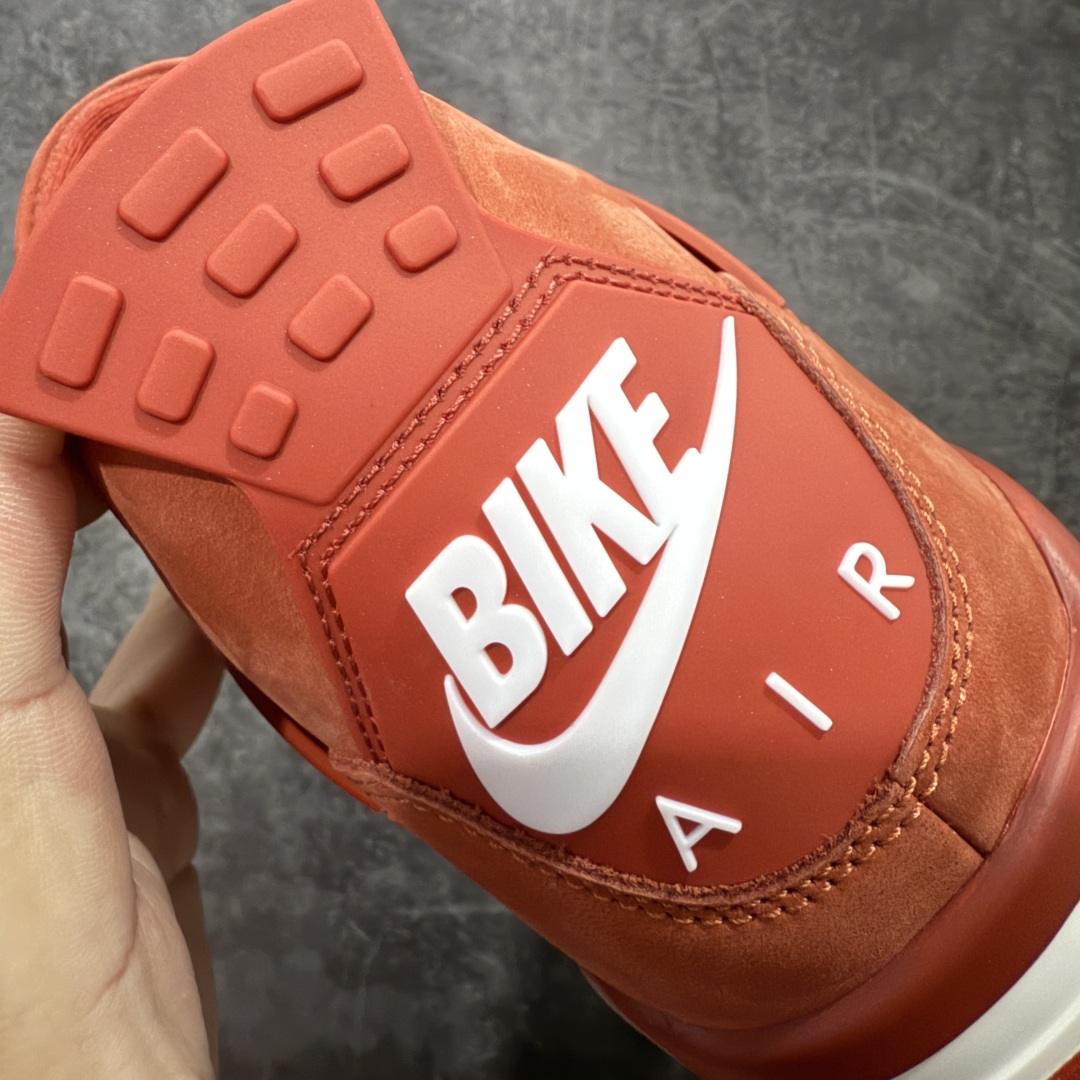 图片[3]-【美版GX纯原】Nigel Sylvester x Air Jordan AJ4 “Brick by Brick” 联名红砖 货号：HF4340-800 全新批次 重点区分市面 真正砖面纹路 区别市面版本 正确细节 卡色无色差 GX原数据精心打造 原厂材质 超弹硅胶材质 内层不织布补强 补强为硅胶提供更强耐久性 避免断裂 圈内最强四代 独家外贸特供尺码含 45.5 49.5 50.5 耗时半年巨作 全套原纸板楦头开发 原厂特供皮料加持 确保原汁原味 完美呈现四代版型 一比一鞋头弧度高度鞋身弧度 数据细节工艺流程均保持原鞋一致 原厂TPU网格鞋带扣 正确内里网布 菱角分明不变形无多余毛边 柔软性质感一致于原鞋 市场唯一原厂鞋扣模具 背面可见隐藏注塑口 原厂织唛标 原厂飞人电绣工艺 尾指中部跳三针 独家绑鞋带手法 印刷中底布 四线拉帮 米色美纹纸贴合固定 进口港宝加持 后跟自然饱满 全鞋荧光划线卡点 追求极致完美 每一双都是工艺品 多重QC质检 超越公司货的品控标准 实实在在的免检产品 …… 以纽约市标志性的红砖为主题，这也是 Nigel 致敬家乡的方式，象征了他 BMX 事业的起点。整体鞋款有着醒目的橙红色调，多种皮革材质的应用又带来丰富的视觉层次，细腻的质感拼合，凸显了这双鞋不同于常规的身份。除了鞋头带有一个小小的 Swoosh 外，这双鞋还将后跟巧妙的改成了 BIKE AIR，为 Air Jordan 4 经典鞋型加入了新的元素，让熟悉这个鞋型的玩家有更为新鲜的视觉体验。同时，从官图可以看出，AJ4 标志性的透气网格下，暗藏 3M 反光设定，弱光环境中也能释放出高亮警示，对于骑行来说也是必备的安全举措。鞋盒封绘也采用红装图案诠释，进一步回应主题。 尺码：40 40.5 41 42 42.5 43 44 44.5 45 46 47.5 48.5-选品中心