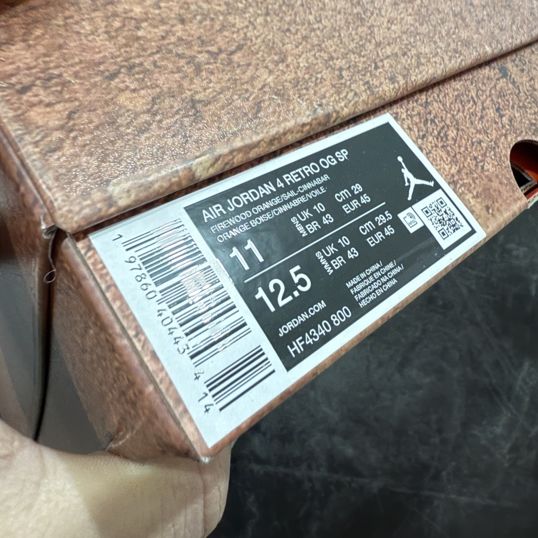 图片[20]-【美版GX纯原】Nigel Sylvester x Air Jordan AJ4 “Brick by Brick” 联名红砖 货号：HF4340-800 全新批次 重点区分市面 真正砖面纹路 区别市面版本 正确细节 卡色无色差 GX原数据精心打造 原厂材质 超弹硅胶材质 内层不织布补强 补强为硅胶提供更强耐久性 避免断裂 圈内最强四代 独家外贸特供尺码含 45.5 49.5 50.5 耗时半年巨作 全套原纸板楦头开发 原厂特供皮料加持 确保原汁原味 完美呈现四代版型 一比一鞋头弧度高度鞋身弧度 数据细节工艺流程均保持原鞋一致 原厂TPU网格鞋带扣 正确内里网布 菱角分明不变形无多余毛边 柔软性质感一致于原鞋 市场唯一原厂鞋扣模具 背面可见隐藏注塑口 原厂织唛标 原厂飞人电绣工艺 尾指中部跳三针 独家绑鞋带手法 印刷中底布 四线拉帮 米色美纹纸贴合固定 进口港宝加持 后跟自然饱满 全鞋荧光划线卡点 追求极致完美 每一双都是工艺品 多重QC质检 超越公司货的品控标准 实实在在的免检产品 …… 以纽约市标志性的红砖为主题，这也是 Nigel 致敬家乡的方式，象征了他 BMX 事业的起点。整体鞋款有着醒目的橙红色调，多种皮革材质的应用又带来丰富的视觉层次，细腻的质感拼合，凸显了这双鞋不同于常规的身份。除了鞋头带有一个小小的 Swoosh 外，这双鞋还将后跟巧妙的改成了 BIKE AIR，为 Air Jordan 4 经典鞋型加入了新的元素，让熟悉这个鞋型的玩家有更为新鲜的视觉体验。同时，从官图可以看出，AJ4 标志性的透气网格下，暗藏 3M 反光设定，弱光环境中也能释放出高亮警示，对于骑行来说也是必备的安全举措。鞋盒封绘也采用红装图案诠释，进一步回应主题。 尺码：40 40.5 41 42 42.5 43 44 44.5 45 46 47.5 48.5-选品中心