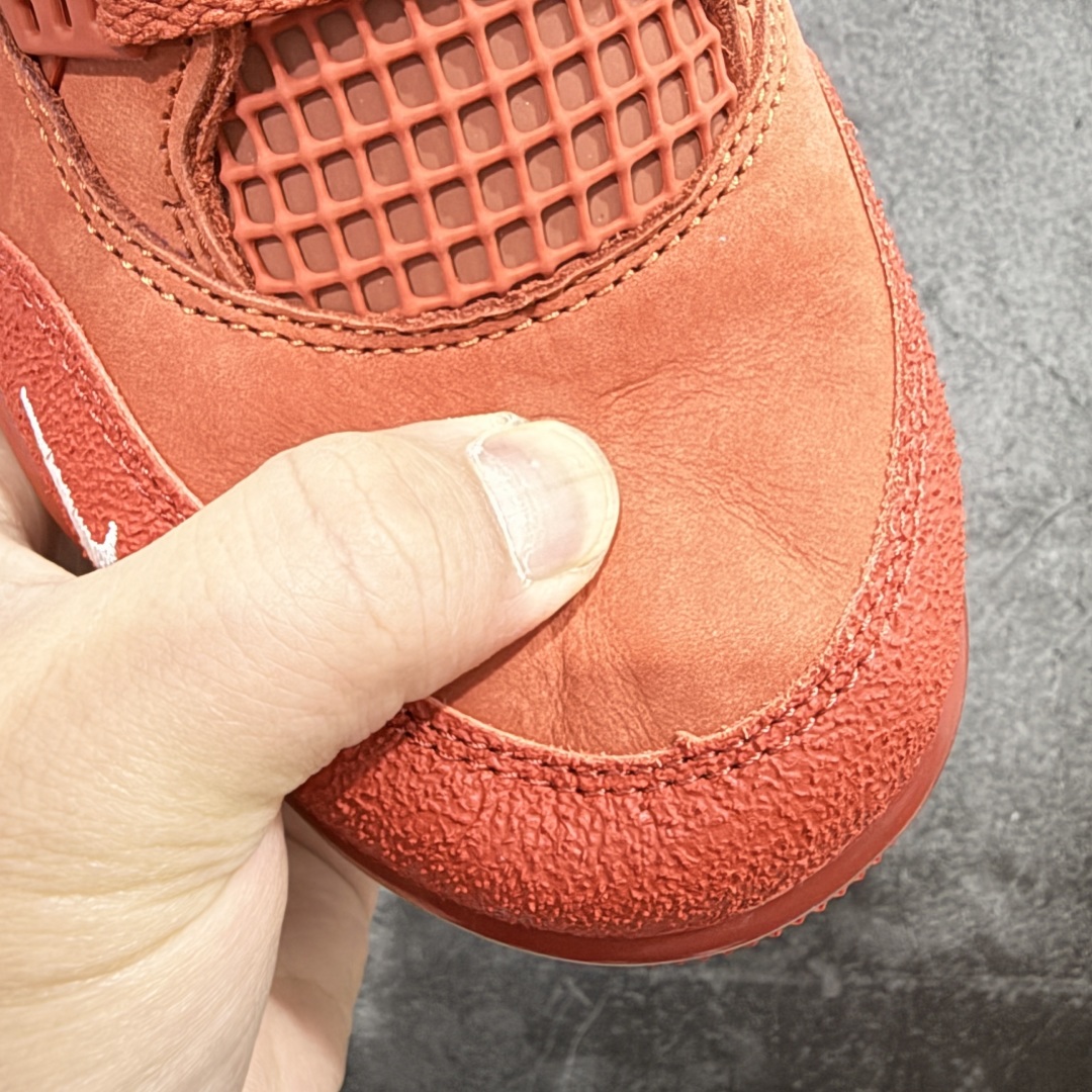 图片[9]-【美版GX纯原】Nigel Sylvester x Air Jordan AJ4 “Brick by Brick” 联名红砖 货号：HF4340-800 全新批次 重点区分市面 真正砖面纹路 区别市面版本 正确细节 卡色无色差 GX原数据精心打造 原厂材质 超弹硅胶材质 内层不织布补强 补强为硅胶提供更强耐久性 避免断裂 圈内最强四代 独家外贸特供尺码含 45.5 49.5 50.5 耗时半年巨作 全套原纸板楦头开发 原厂特供皮料加持 确保原汁原味 完美呈现四代版型 一比一鞋头弧度高度鞋身弧度 数据细节工艺流程均保持原鞋一致 原厂TPU网格鞋带扣 正确内里网布 菱角分明不变形无多余毛边 柔软性质感一致于原鞋 市场唯一原厂鞋扣模具 背面可见隐藏注塑口 原厂织唛标 原厂飞人电绣工艺 尾指中部跳三针 独家绑鞋带手法 印刷中底布 四线拉帮 米色美纹纸贴合固定 进口港宝加持 后跟自然饱满 全鞋荧光划线卡点 追求极致完美 每一双都是工艺品 多重QC质检 超越公司货的品控标准 实实在在的免检产品 …… 以纽约市标志性的红砖为主题，这也是 Nigel 致敬家乡的方式，象征了他 BMX 事业的起点。整体鞋款有着醒目的橙红色调，多种皮革材质的应用又带来丰富的视觉层次，细腻的质感拼合，凸显了这双鞋不同于常规的身份。除了鞋头带有一个小小的 Swoosh 外，这双鞋还将后跟巧妙的改成了 BIKE AIR，为 Air Jordan 4 经典鞋型加入了新的元素，让熟悉这个鞋型的玩家有更为新鲜的视觉体验。同时，从官图可以看出，AJ4 标志性的透气网格下，暗藏 3M 反光设定，弱光环境中也能释放出高亮警示，对于骑行来说也是必备的安全举措。鞋盒封绘也采用红装图案诠释，进一步回应主题。 尺码：40 40.5 41 42 42.5 43 44 44.5 45 46 47.5 48.5-选品中心