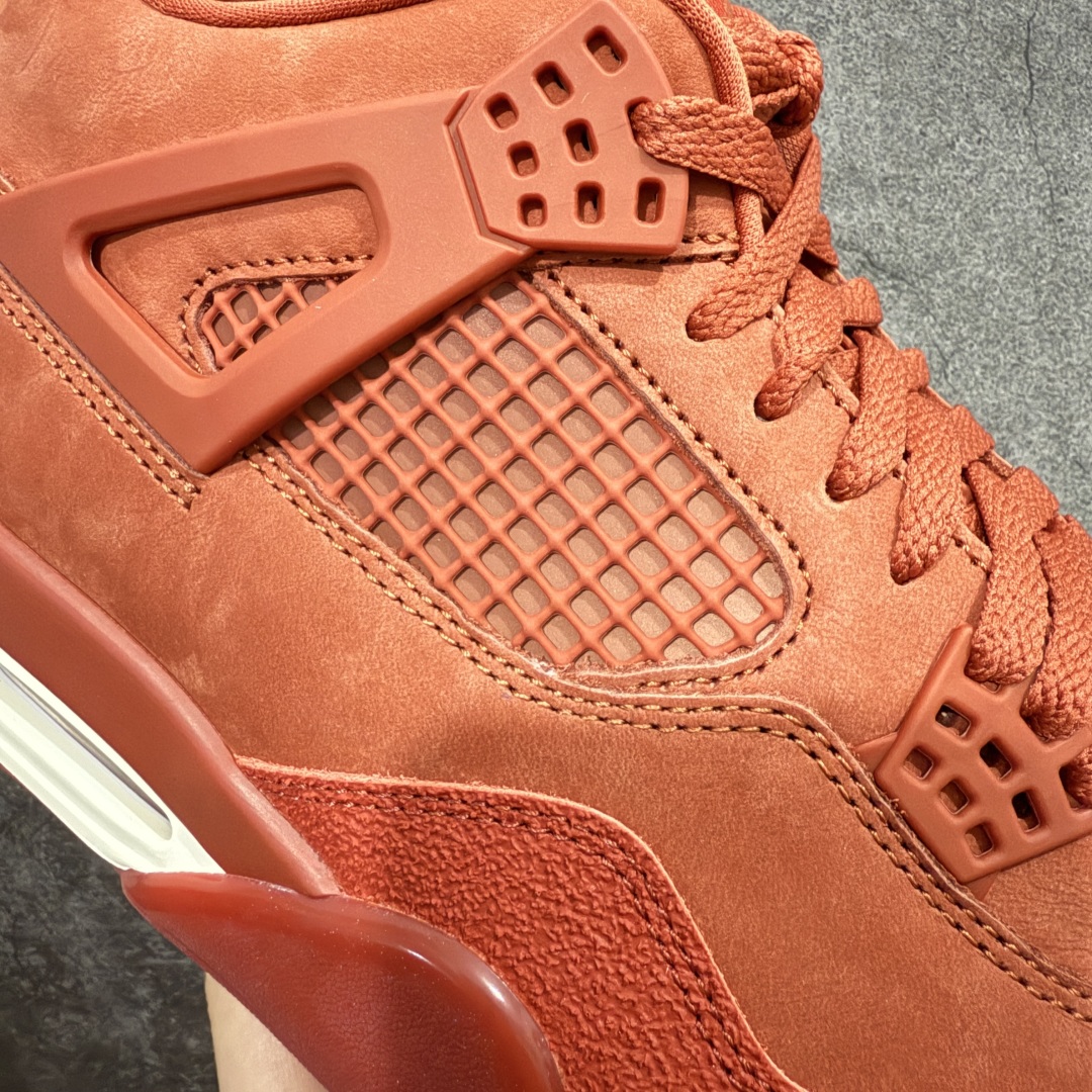 图片[6]-【美版GX纯原】Nigel Sylvester x Air Jordan AJ4 “Brick by Brick” 联名红砖 货号：HF4340-800 全新批次 重点区分市面 真正砖面纹路 区别市面版本 正确细节 卡色无色差 GX原数据精心打造 原厂材质 超弹硅胶材质 内层不织布补强 补强为硅胶提供更强耐久性 避免断裂 圈内最强四代 独家外贸特供尺码含 45.5 49.5 50.5 耗时半年巨作 全套原纸板楦头开发 原厂特供皮料加持 确保原汁原味 完美呈现四代版型 一比一鞋头弧度高度鞋身弧度 数据细节工艺流程均保持原鞋一致 原厂TPU网格鞋带扣 正确内里网布 菱角分明不变形无多余毛边 柔软性质感一致于原鞋 市场唯一原厂鞋扣模具 背面可见隐藏注塑口 原厂织唛标 原厂飞人电绣工艺 尾指中部跳三针 独家绑鞋带手法 印刷中底布 四线拉帮 米色美纹纸贴合固定 进口港宝加持 后跟自然饱满 全鞋荧光划线卡点 追求极致完美 每一双都是工艺品 多重QC质检 超越公司货的品控标准 实实在在的免检产品 …… 以纽约市标志性的红砖为主题，这也是 Nigel 致敬家乡的方式，象征了他 BMX 事业的起点。整体鞋款有着醒目的橙红色调，多种皮革材质的应用又带来丰富的视觉层次，细腻的质感拼合，凸显了这双鞋不同于常规的身份。除了鞋头带有一个小小的 Swoosh 外，这双鞋还将后跟巧妙的改成了 BIKE AIR，为 Air Jordan 4 经典鞋型加入了新的元素，让熟悉这个鞋型的玩家有更为新鲜的视觉体验。同时，从官图可以看出，AJ4 标志性的透气网格下，暗藏 3M 反光设定，弱光环境中也能释放出高亮警示，对于骑行来说也是必备的安全举措。鞋盒封绘也采用红装图案诠释，进一步回应主题。 尺码：40 40.5 41 42 42.5 43 44 44.5 45 46 47.5 48.5-选品中心