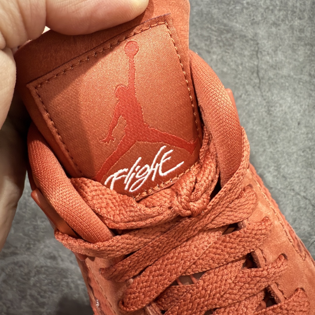 图片[10]-【美版GX纯原】Nigel Sylvester x Air Jordan AJ4 “Brick by Brick” 联名红砖 货号：HF4340-800 全新批次 重点区分市面 真正砖面纹路 区别市面版本 正确细节 卡色无色差 GX原数据精心打造 原厂材质 超弹硅胶材质 内层不织布补强 补强为硅胶提供更强耐久性 避免断裂 圈内最强四代 独家外贸特供尺码含 45.5 49.5 50.5 耗时半年巨作 全套原纸板楦头开发 原厂特供皮料加持 确保原汁原味 完美呈现四代版型 一比一鞋头弧度高度鞋身弧度 数据细节工艺流程均保持原鞋一致 原厂TPU网格鞋带扣 正确内里网布 菱角分明不变形无多余毛边 柔软性质感一致于原鞋 市场唯一原厂鞋扣模具 背面可见隐藏注塑口 原厂织唛标 原厂飞人电绣工艺 尾指中部跳三针 独家绑鞋带手法 印刷中底布 四线拉帮 米色美纹纸贴合固定 进口港宝加持 后跟自然饱满 全鞋荧光划线卡点 追求极致完美 每一双都是工艺品 多重QC质检 超越公司货的品控标准 实实在在的免检产品 …… 以纽约市标志性的红砖为主题，这也是 Nigel 致敬家乡的方式，象征了他 BMX 事业的起点。整体鞋款有着醒目的橙红色调，多种皮革材质的应用又带来丰富的视觉层次，细腻的质感拼合，凸显了这双鞋不同于常规的身份。除了鞋头带有一个小小的 Swoosh 外，这双鞋还将后跟巧妙的改成了 BIKE AIR，为 Air Jordan 4 经典鞋型加入了新的元素，让熟悉这个鞋型的玩家有更为新鲜的视觉体验。同时，从官图可以看出，AJ4 标志性的透气网格下，暗藏 3M 反光设定，弱光环境中也能释放出高亮警示，对于骑行来说也是必备的安全举措。鞋盒封绘也采用红装图案诠释，进一步回应主题。 尺码：40 40.5 41 42 42.5 43 44 44.5 45 46 47.5 48.5-选品中心