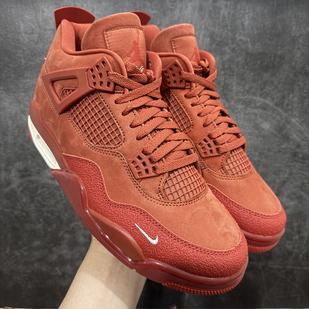 【美版GX纯原】Nigel Sylvester x Air Jordan AJ4 “Brick by Brick” 联名红砖 货号：HF4340-800 全新批次 重点区分市面 真正砖面纹路 区别市面版本 正确细节 卡色无色差 GX原数据精心打造 原厂材质 超弹硅胶材质 内层不织布补强 补强为硅胶提供更强耐久性 避免断裂 圈内最强四代 独家外贸特供尺码含 45.5 49.5 50.5 耗时半年巨作 全套原纸板楦头开发 原厂特供皮料加持 确保原汁原味 完美呈现四代版型 一比一鞋头弧度高度鞋身弧度 数据细节工艺流程均保持原鞋一致 原厂TPU网格鞋带扣 正确内里网布 菱角分明不变形无多余毛边 柔软性质感一致于原鞋 市场唯一原厂鞋扣模具 背面可见隐藏注塑口 原厂织唛标 原厂飞人电绣工艺 尾指中部跳三针 独家绑鞋带手法 印刷中底布 四线拉帮 米色美纹纸贴合固定 进口港宝加持 后跟自然饱满 全鞋荧光划线卡点 追求极致完美 每一双都是工艺品 多重QC质检 超越公司货的品控标准 实实在在的免检产品 …… 以纽约市标志性的红砖为主题，这也是 Nigel 致敬家乡的方式，象征了他 BMX 事业的起点。整体鞋款有着醒目的橙红色调，多种皮革材质的应用又带来丰富的视觉层次，细腻的质感拼合，凸显了这双鞋不同于常规的身份。除了鞋头带有一个小小的 Swoosh 外，这双鞋还将后跟巧妙的改成了 BIKE AIR，为 Air Jordan 4 经典鞋型加入了新的元素，让熟悉这个鞋型的玩家有更为新鲜的视觉体验。同时，从官图可以看出，AJ4 标志性的透气网格下，暗藏 3M 反光设定，弱光环境中也能释放出高亮警示，对于骑行来说也是必备的安全举措。鞋盒封绘也采用红装图案诠释，进一步回应主题。 尺码：40 40.5 41 42 42.5 43 44 44.5 45 46 47.5 48.5-选品中心