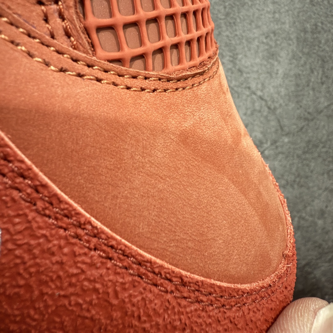 图片[17]-【美版GX纯原】Nigel Sylvester x Air Jordan AJ4 “Brick by Brick” 联名红砖 货号：HF4340-800 全新批次 重点区分市面 真正砖面纹路 区别市面版本 正确细节 卡色无色差 GX原数据精心打造 原厂材质 超弹硅胶材质 内层不织布补强 补强为硅胶提供更强耐久性 避免断裂 圈内最强四代 独家外贸特供尺码含 45.5 49.5 50.5 耗时半年巨作 全套原纸板楦头开发 原厂特供皮料加持 确保原汁原味 完美呈现四代版型 一比一鞋头弧度高度鞋身弧度 数据细节工艺流程均保持原鞋一致 原厂TPU网格鞋带扣 正确内里网布 菱角分明不变形无多余毛边 柔软性质感一致于原鞋 市场唯一原厂鞋扣模具 背面可见隐藏注塑口 原厂织唛标 原厂飞人电绣工艺 尾指中部跳三针 独家绑鞋带手法 印刷中底布 四线拉帮 米色美纹纸贴合固定 进口港宝加持 后跟自然饱满 全鞋荧光划线卡点 追求极致完美 每一双都是工艺品 多重QC质检 超越公司货的品控标准 实实在在的免检产品 …… 以纽约市标志性的红砖为主题，这也是 Nigel 致敬家乡的方式，象征了他 BMX 事业的起点。整体鞋款有着醒目的橙红色调，多种皮革材质的应用又带来丰富的视觉层次，细腻的质感拼合，凸显了这双鞋不同于常规的身份。除了鞋头带有一个小小的 Swoosh 外，这双鞋还将后跟巧妙的改成了 BIKE AIR，为 Air Jordan 4 经典鞋型加入了新的元素，让熟悉这个鞋型的玩家有更为新鲜的视觉体验。同时，从官图可以看出，AJ4 标志性的透气网格下，暗藏 3M 反光设定，弱光环境中也能释放出高亮警示，对于骑行来说也是必备的安全举措。鞋盒封绘也采用红装图案诠释，进一步回应主题。 尺码：40 40.5 41 42 42.5 43 44 44.5 45 46 47.5 48.5-选品中心