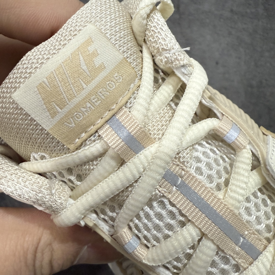 图片[6]-【Mok纯原】NK Zoom Vomero 5 佛莫罗5代系列经典复古运动慢跑鞋 米黄色 FQ6868-111 市售最强天花板‼️ 前后掌均有气垫加持 市场唯一正品的色卡 高频 组合大底的顶级产物！ 原装档案原数据纸版楦型 采用正确色卡 合成革饰片组合双层网眼布鞋面材质 升级正确后跟TPU加固#耐弯折热塑框架支撑鞋身 正确4层组织中底搭载EVA轻量缓震(中底带有Zoom气垫加持 区别市面版本!!)#嵌入双层革新物料鞋垫,外置防滑耐磨橡胶底片 复古气质十足❗️ 尺码：35.5-46-选品中心