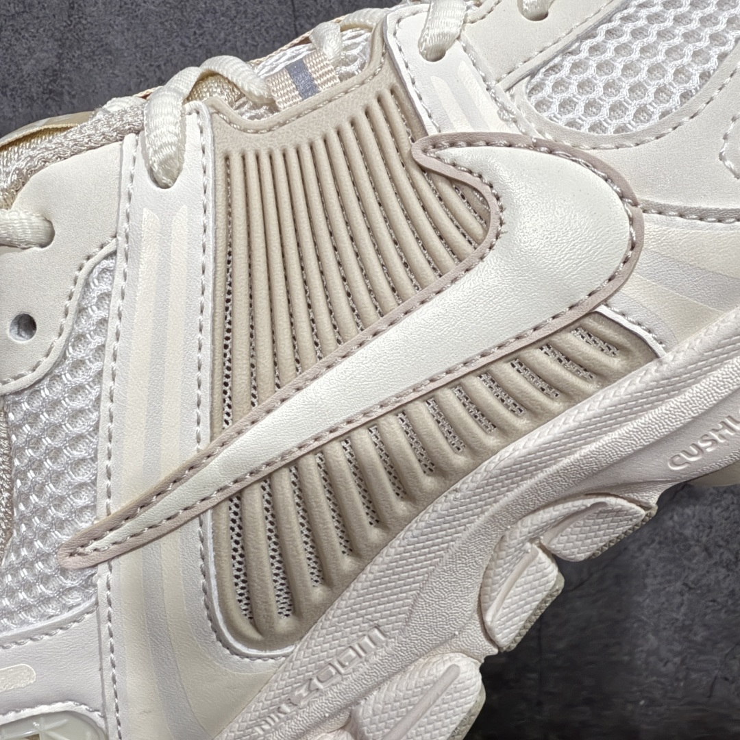 图片[4]-【Mok纯原】NK Zoom Vomero 5 佛莫罗5代系列经典复古运动慢跑鞋 米黄色 FQ6868-111 市售最强天花板‼️ 前后掌均有气垫加持 市场唯一正品的色卡 高频 组合大底的顶级产物！ 原装档案原数据纸版楦型 采用正确色卡 合成革饰片组合双层网眼布鞋面材质 升级正确后跟TPU加固#耐弯折热塑框架支撑鞋身 正确4层组织中底搭载EVA轻量缓震(中底带有Zoom气垫加持 区别市面版本!!)#嵌入双层革新物料鞋垫,外置防滑耐磨橡胶底片 复古气质十足❗️ 尺码：35.5-46-选品中心