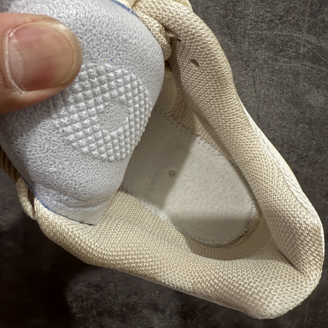 图片[9]-【Mok纯原】NK Zoom Vomero 5 佛莫罗5代系列经典复古运动慢跑鞋 米黄色 FQ6868-111 市售最强天花板‼️ 前后掌均有气垫加持 市场唯一正品的色卡 高频 组合大底的顶级产物！ 原装档案原数据纸版楦型 采用正确色卡 合成革饰片组合双层网眼布鞋面材质 升级正确后跟TPU加固#耐弯折热塑框架支撑鞋身 正确4层组织中底搭载EVA轻量缓震(中底带有Zoom气垫加持 区别市面版本!!)#嵌入双层革新物料鞋垫,外置防滑耐磨橡胶底片 复古气质十足❗️ 尺码：35.5-46-选品中心