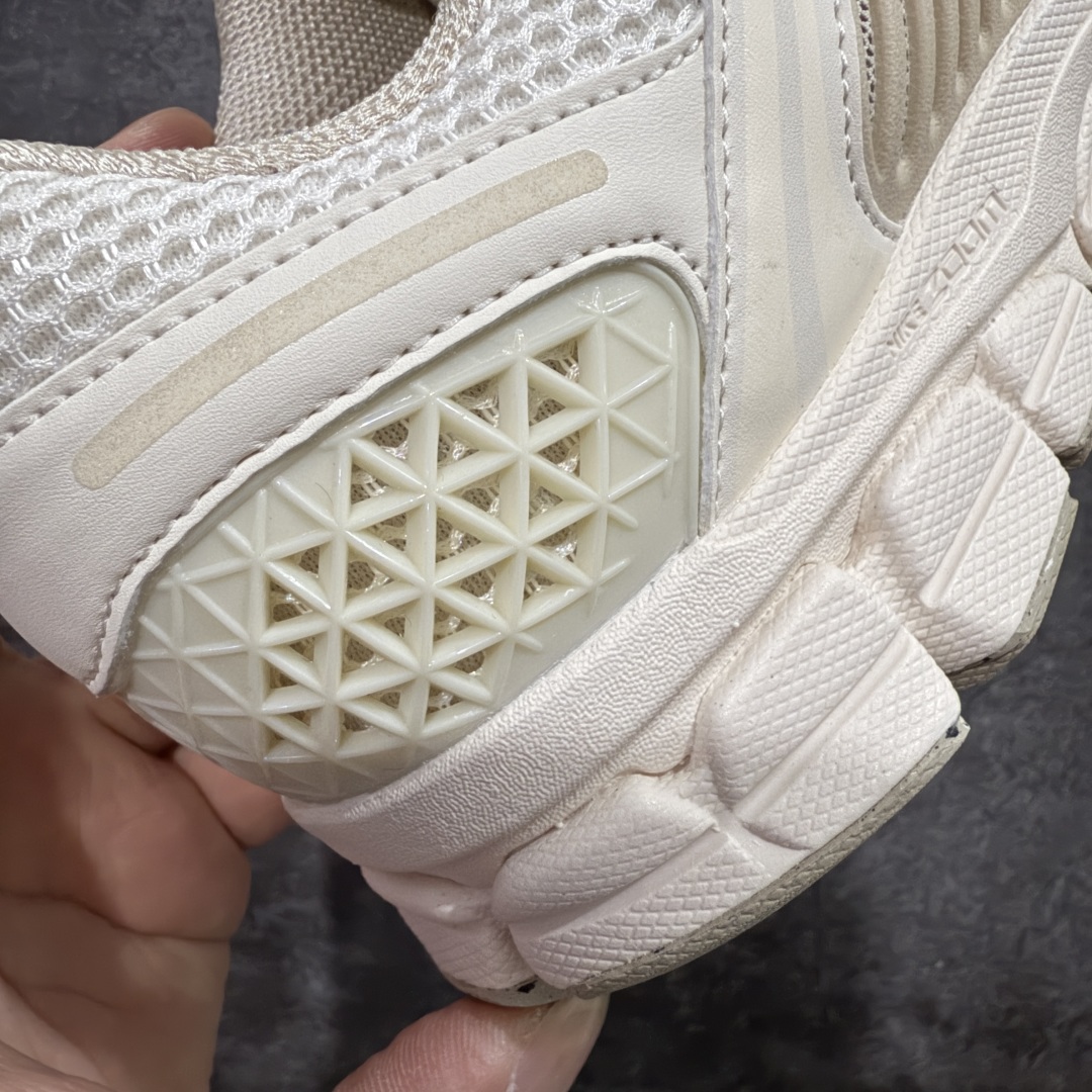 图片[3]-【Mok纯原】NK Zoom Vomero 5 佛莫罗5代系列经典复古运动慢跑鞋 米黄色 FQ6868-111 市售最强天花板‼️ 前后掌均有气垫加持 市场唯一正品的色卡 高频 组合大底的顶级产物！ 原装档案原数据纸版楦型 采用正确色卡 合成革饰片组合双层网眼布鞋面材质 升级正确后跟TPU加固#耐弯折热塑框架支撑鞋身 正确4层组织中底搭载EVA轻量缓震(中底带有Zoom气垫加持 区别市面版本!!)#嵌入双层革新物料鞋垫,外置防滑耐磨橡胶底片 复古气质十足❗️ 尺码：35.5-46-选品中心