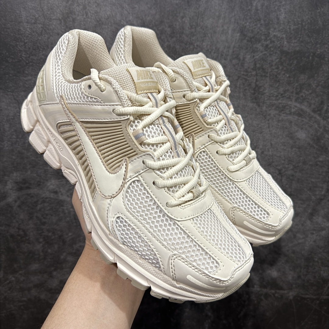【Mok纯原】NK Zoom Vomero 5 佛莫罗5代系列经典复古运动慢跑鞋 米黄色 FQ6868-111 市售最强天花板‼️ 前后掌均有气垫加持 市场唯一正品的色卡 高频 组合大底的顶级产物! 原装档案原数据纸版楦型 采用正确色卡 合成革饰片组合双层网眼布鞋面材质 升级正确后跟TPU加固#耐弯折热塑框架支撑鞋身 正确4层组织中底搭载EVA轻量缓震(中底带有Zoom气垫加持 区别市面版本!!)#嵌入双层革新物料鞋垫,外置防滑耐磨橡胶底片 复古气质十足❗️ 尺码:35.5-46-选品中心