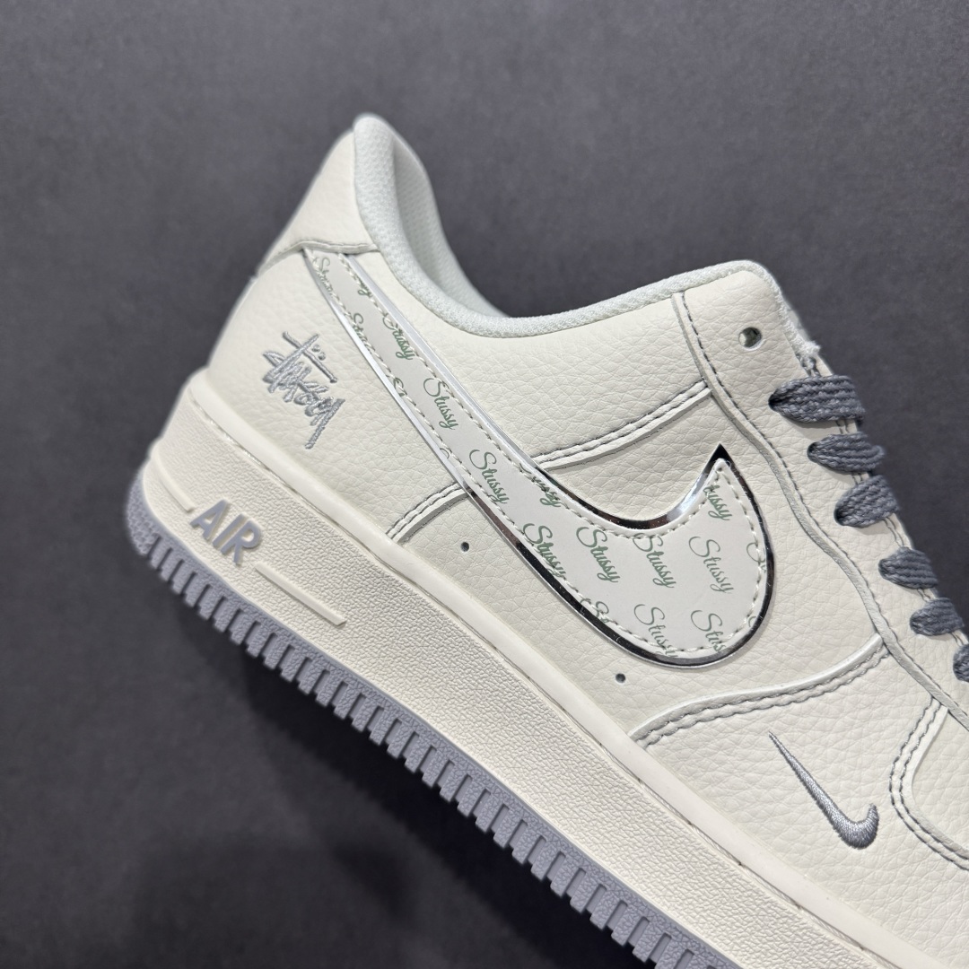 260  【定制版】Nike Air Force 1'07 Low 斯图西联名 英文灰勾 空军一号低帮休闲板鞋 HH7518-041