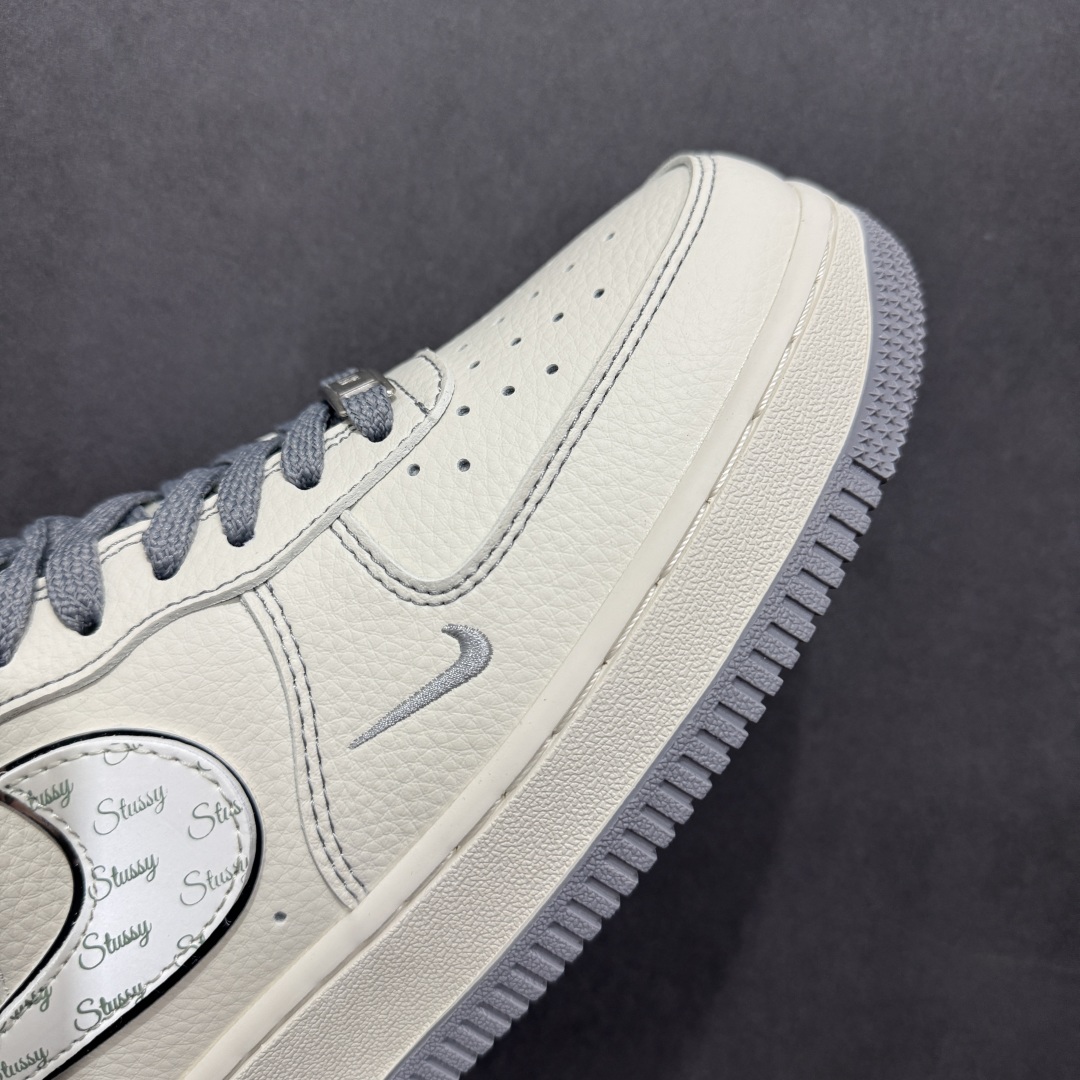 260  【定制版】Nike Air Force 1'07 Low 斯图西联名 英文灰勾 空军一号低帮休闲板鞋 HH7518-041